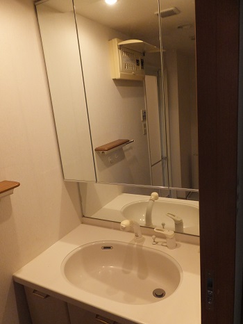 LG洗面化粧台前