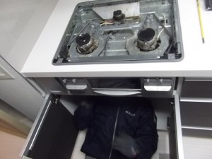 コンロ施工中