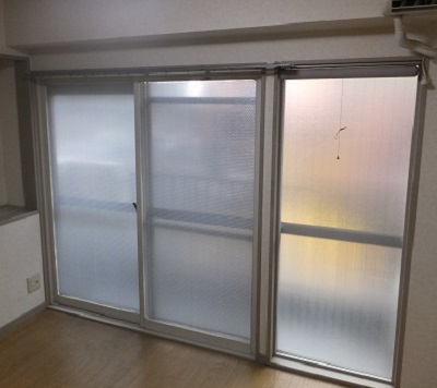 カーテンレール前