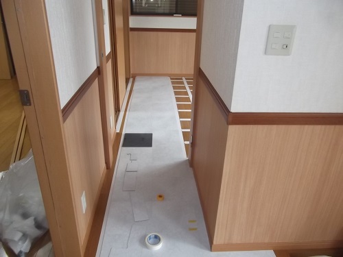 石目調フロアタイルの施工風景