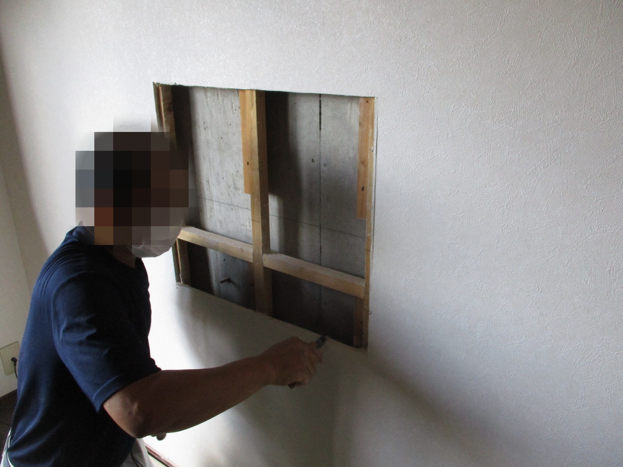 テレビ壁掛け工事 石膏ボードの部分撤去