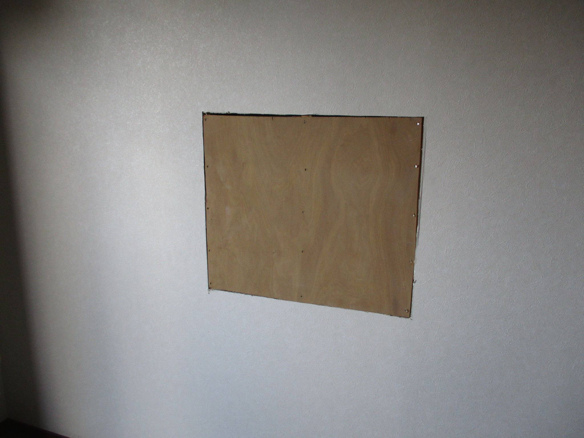 テレビ壁掛け工事 構造用合板による下地補強