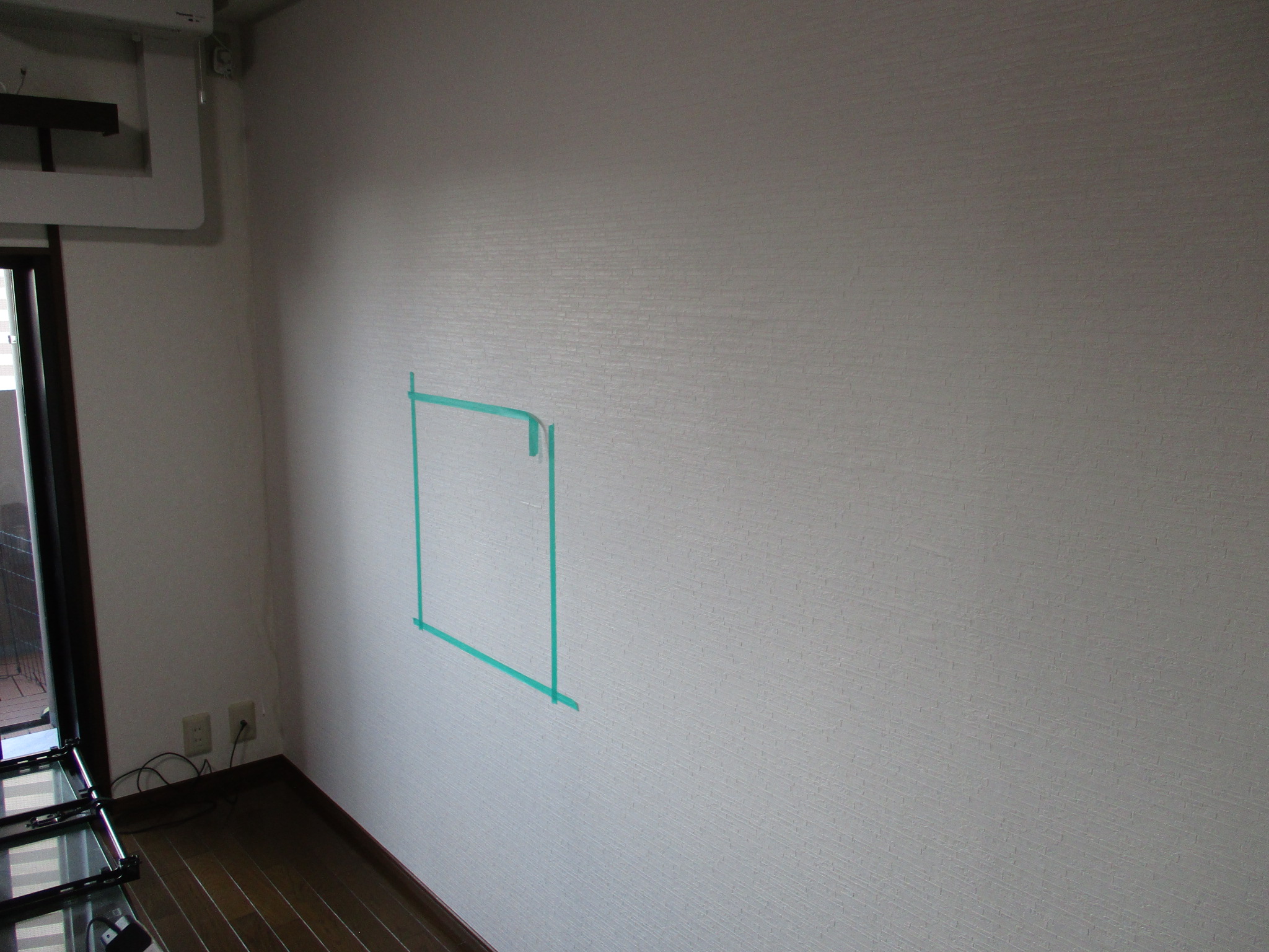 テレビ壁掛け工事 クロスの全面張り替えとマスキングテープ