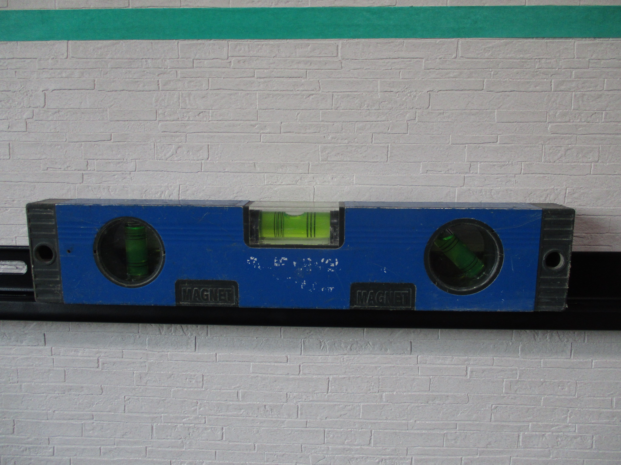 テレビ壁掛け工事 水平器による精密な角度調整