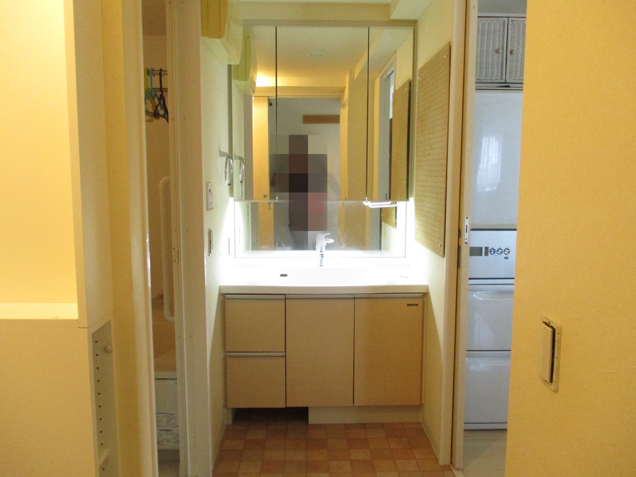 洗面所リフォーム施工前 壁紙の黄ばみ