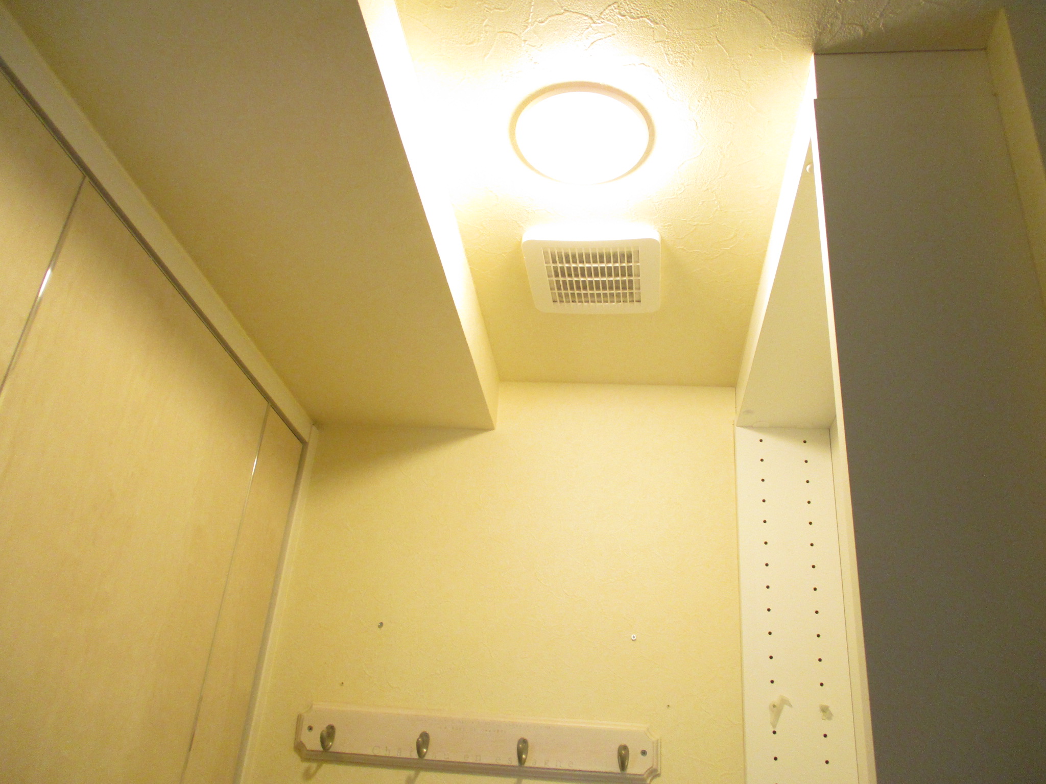 洗面所リフォーム作業中 換気扇の取り外し