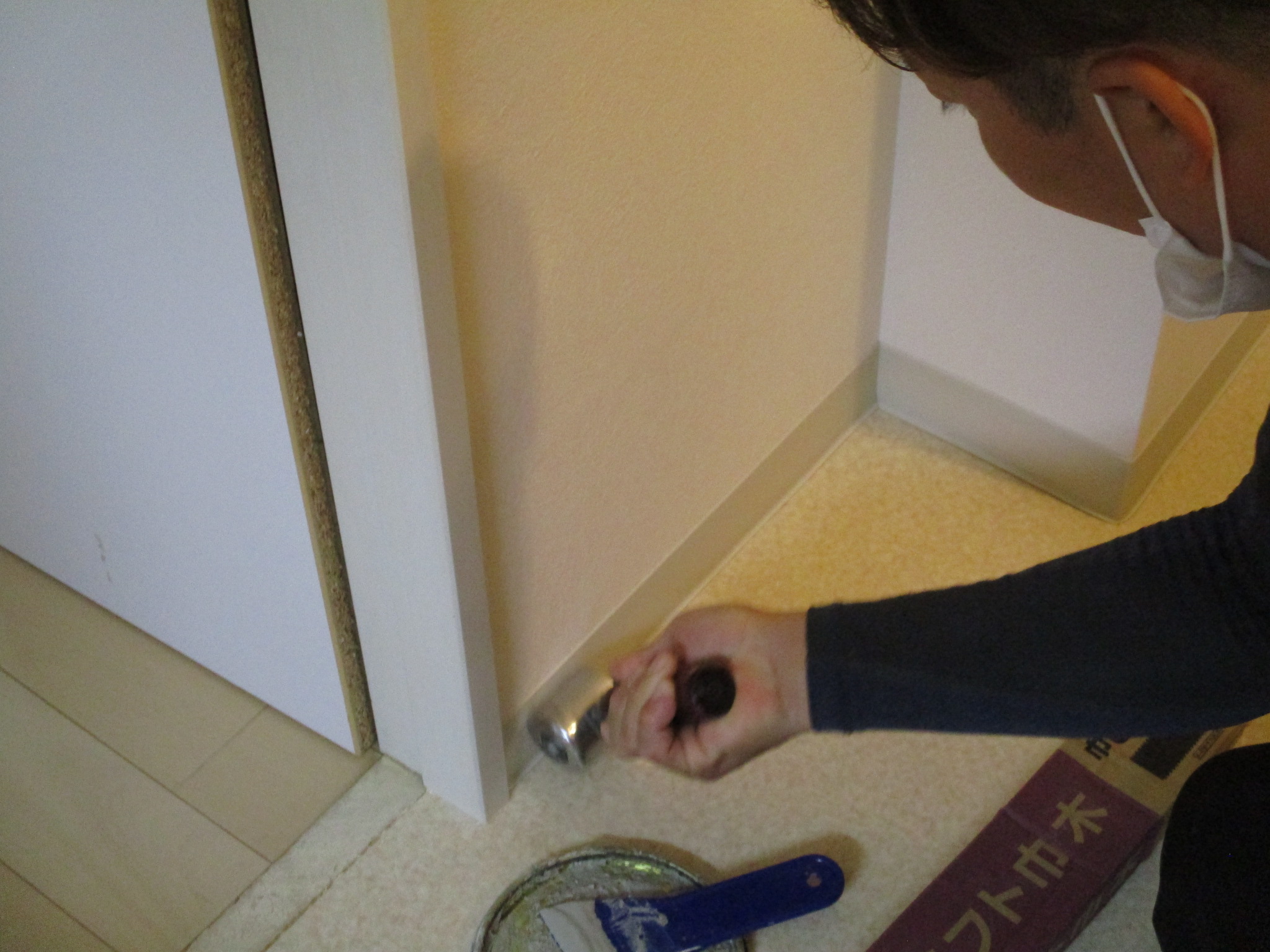 洗面所リフォーム作業中 ソフト巾木の施工