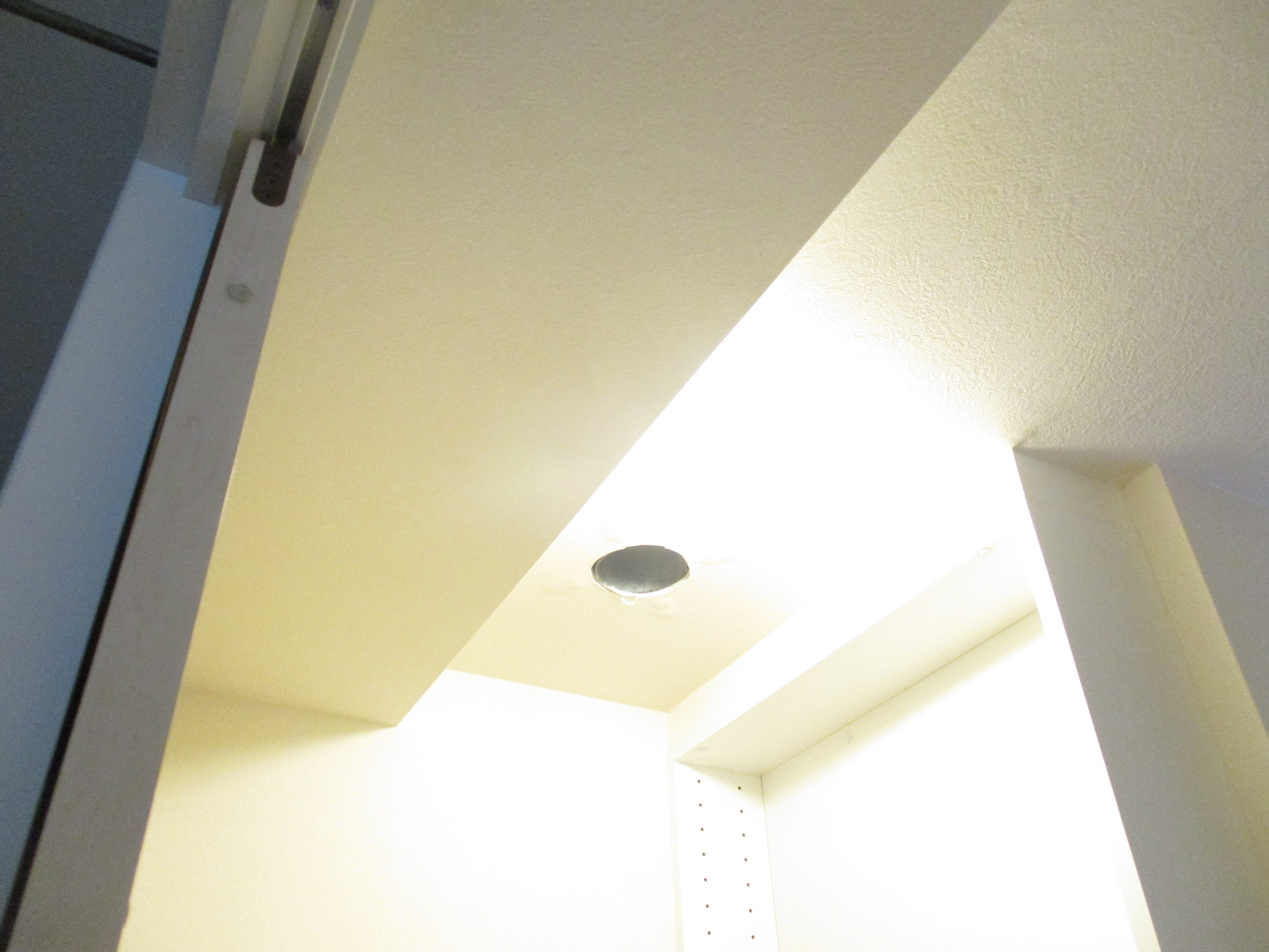 洗面所リフォーム作業中 換気扇周辺のクロス施工