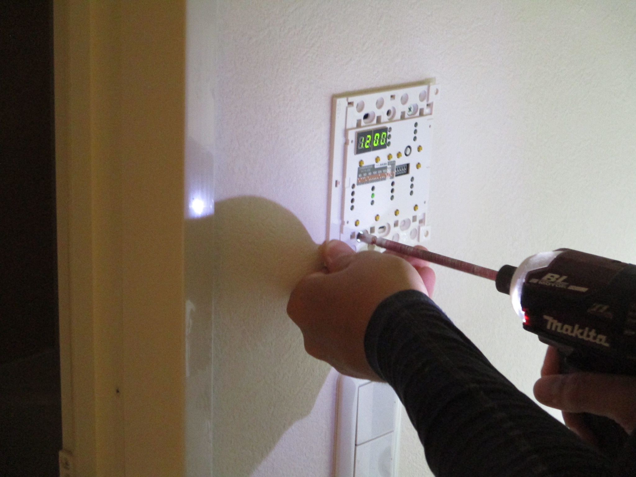 洗面所リフォーム作業中 給湯リモコンの復旧