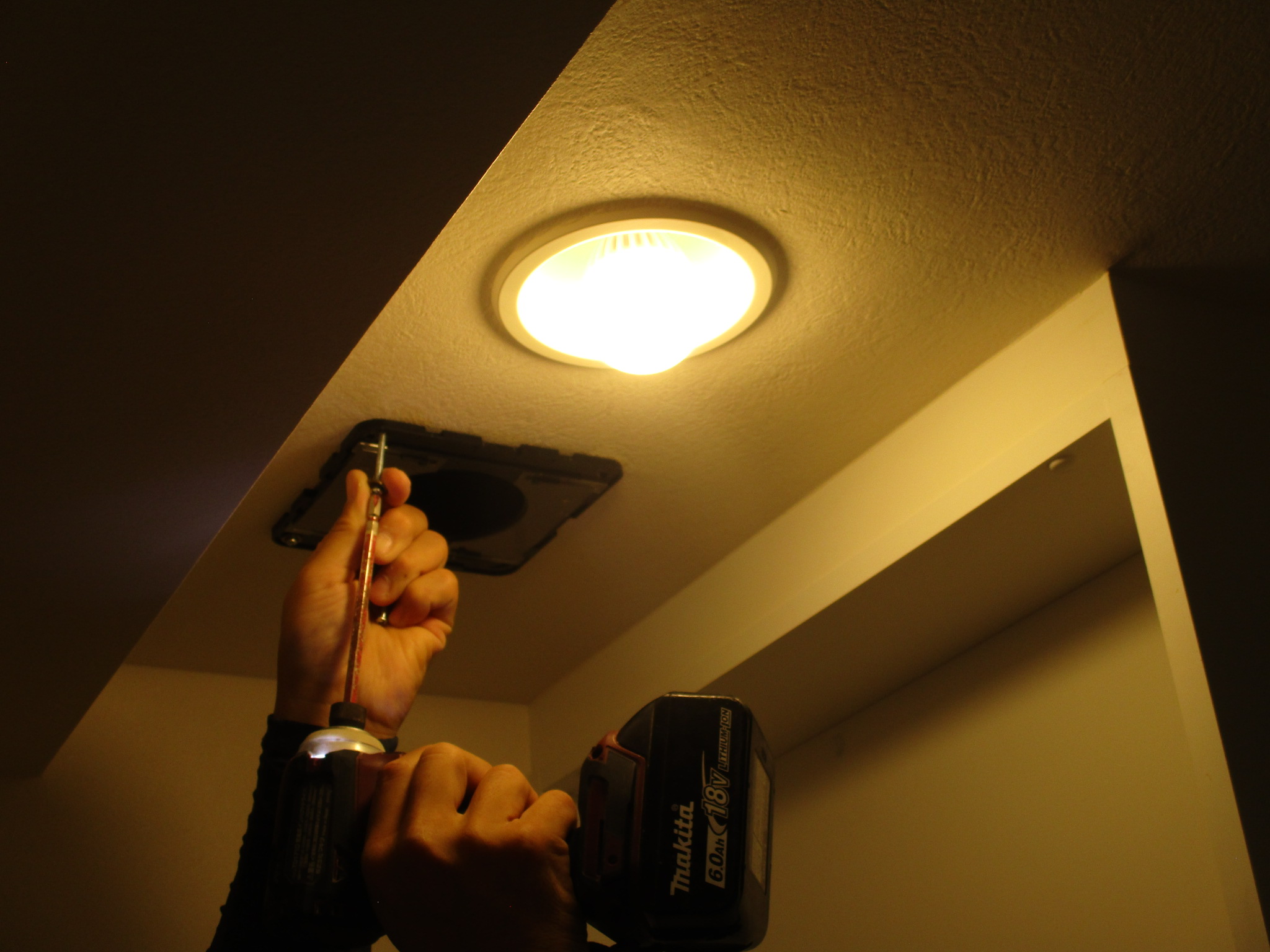 洗面所リフォーム作業中 換気扇の復旧