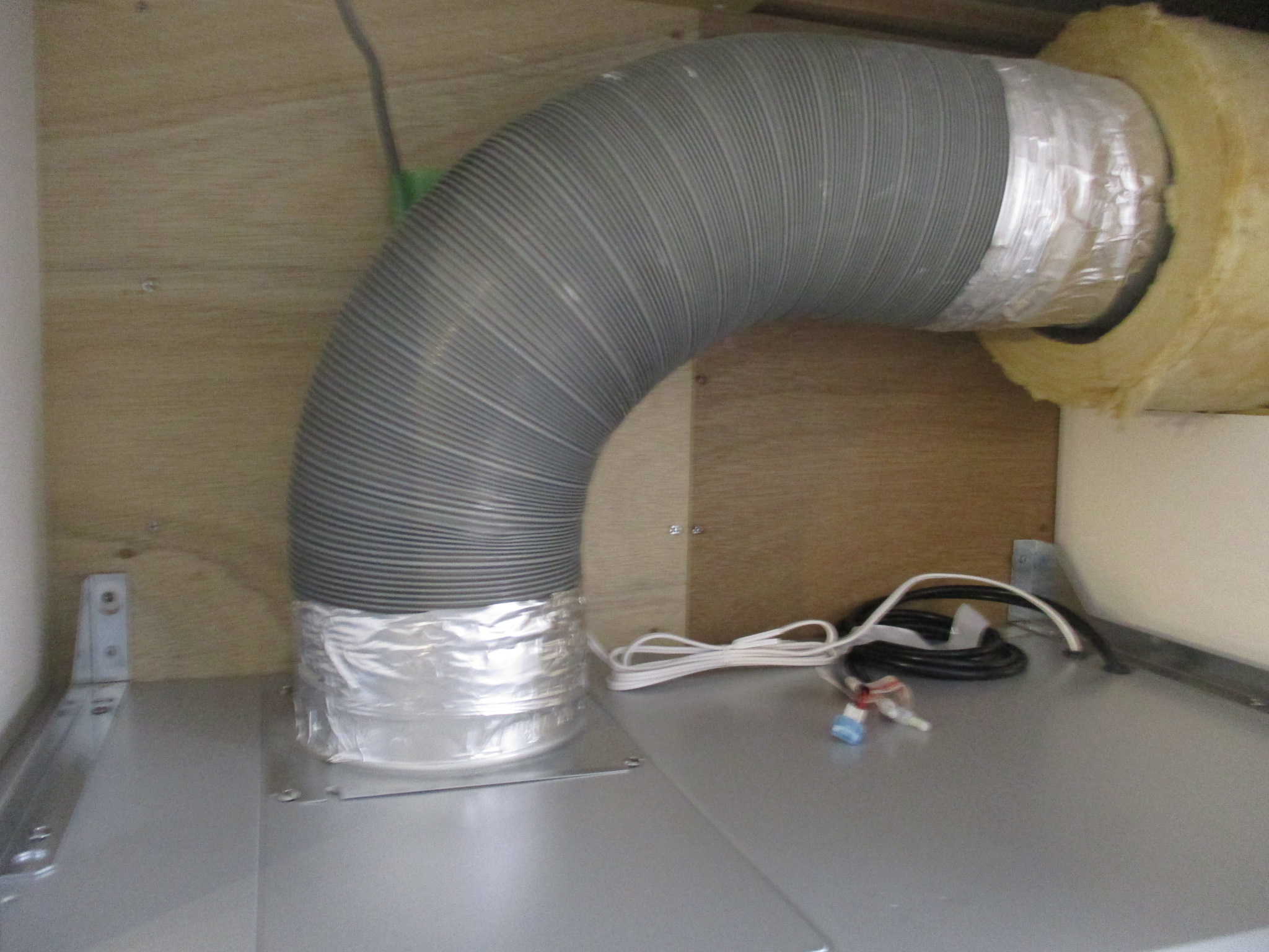 レンジフード 新規ダクト接続 幕板取付前