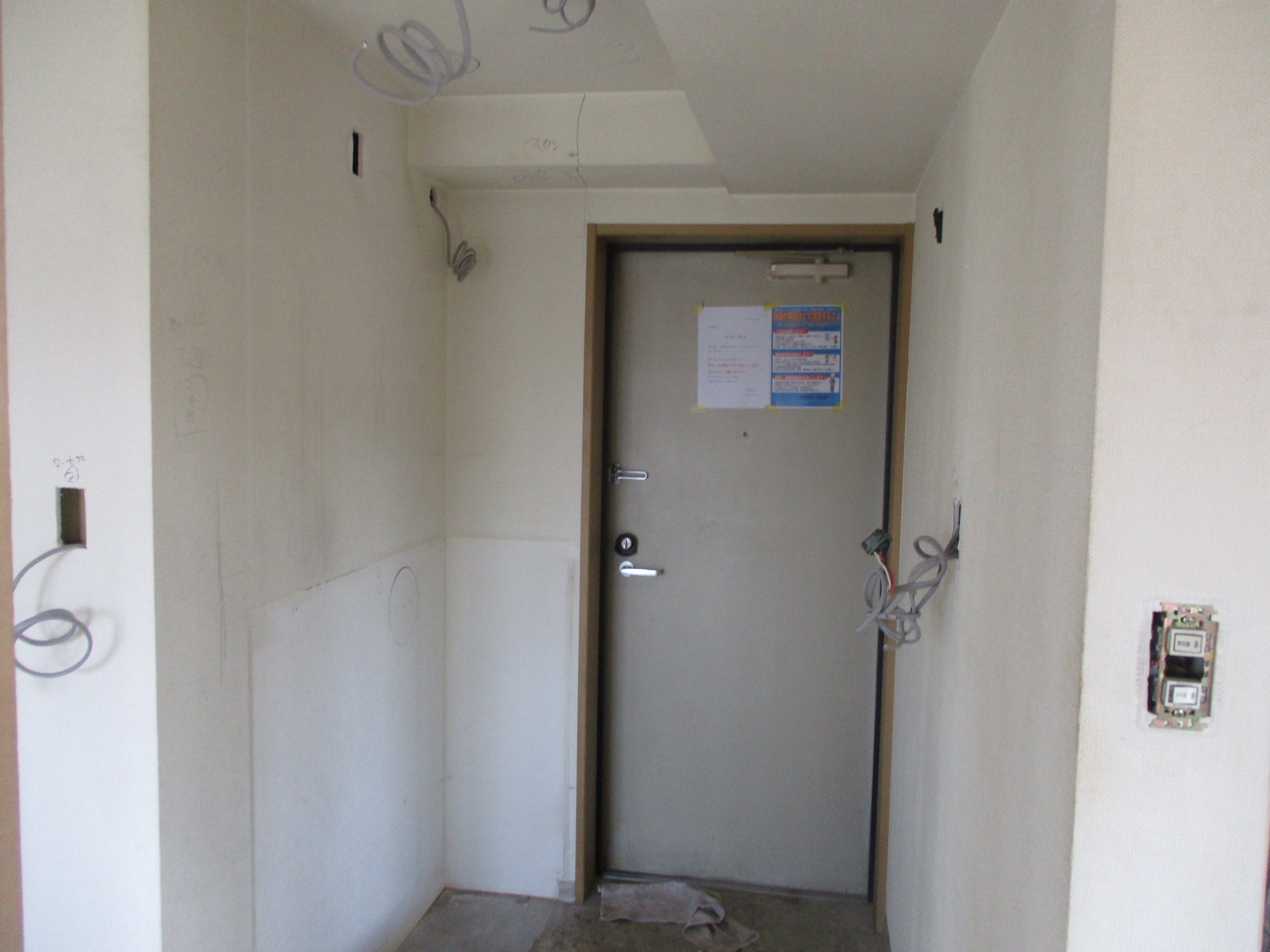 玄関ドア シート貼り 施工前 くすんだグレー