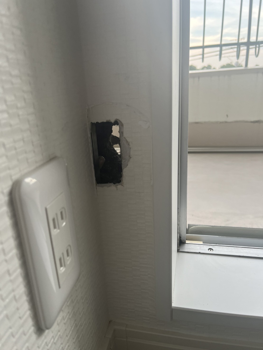 エアコン 配管穴あけ コンセント