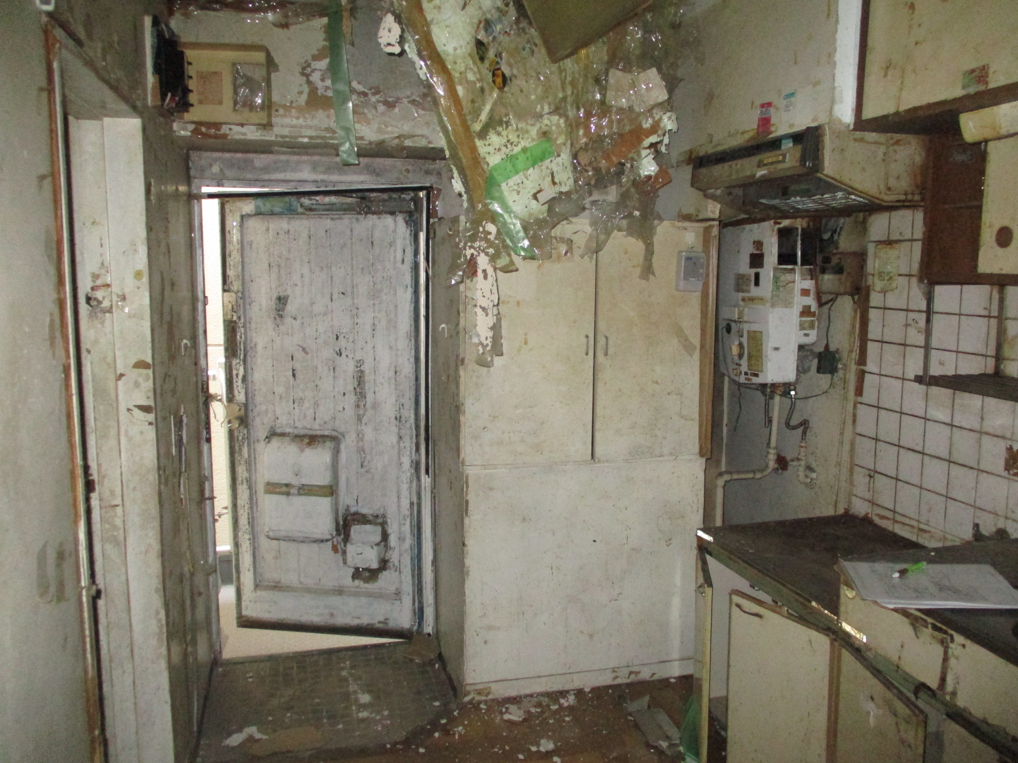 玄関 キッチン廻り クロス 施工前 汚れ