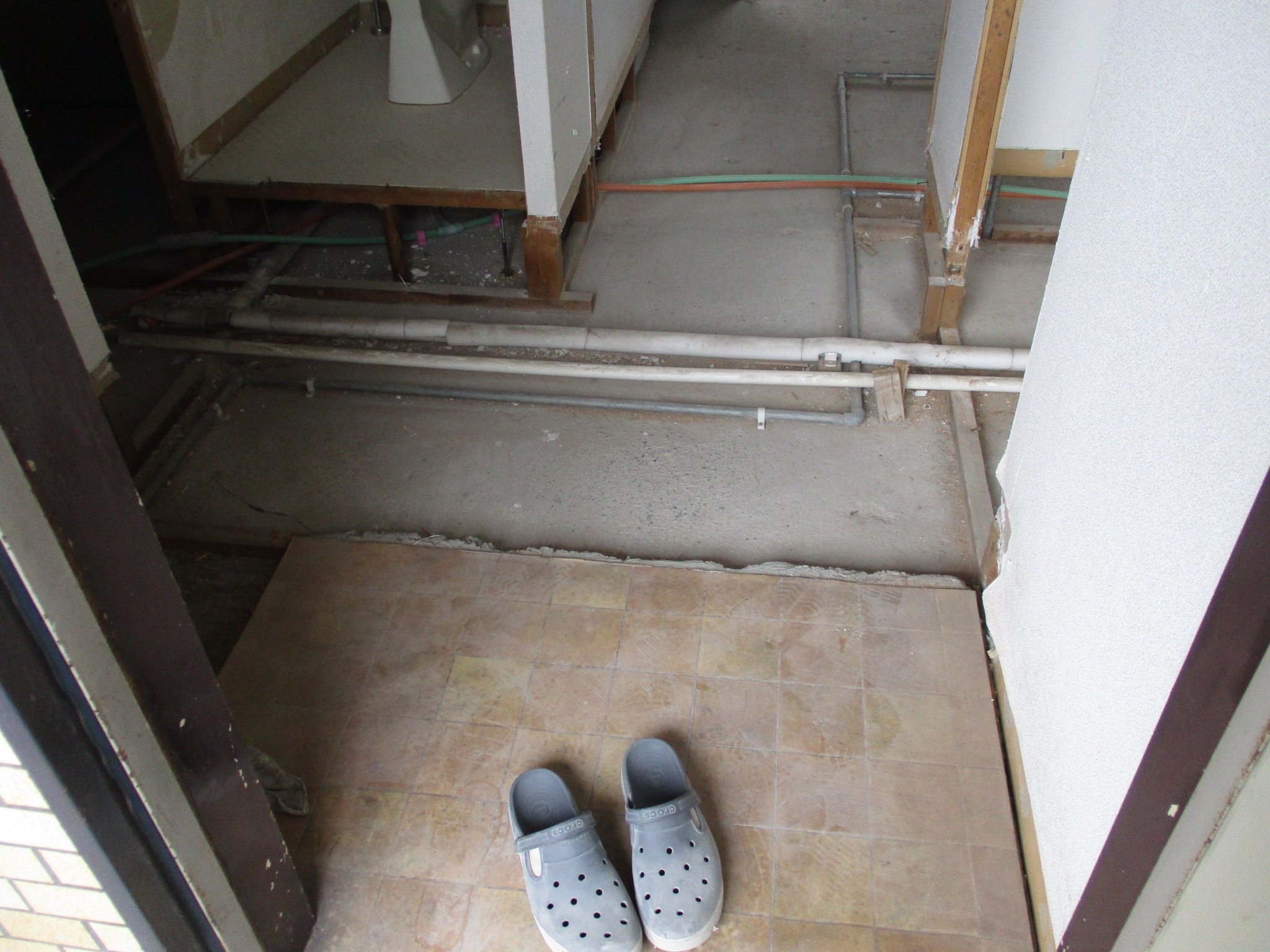 フローリング 剥がし作業中