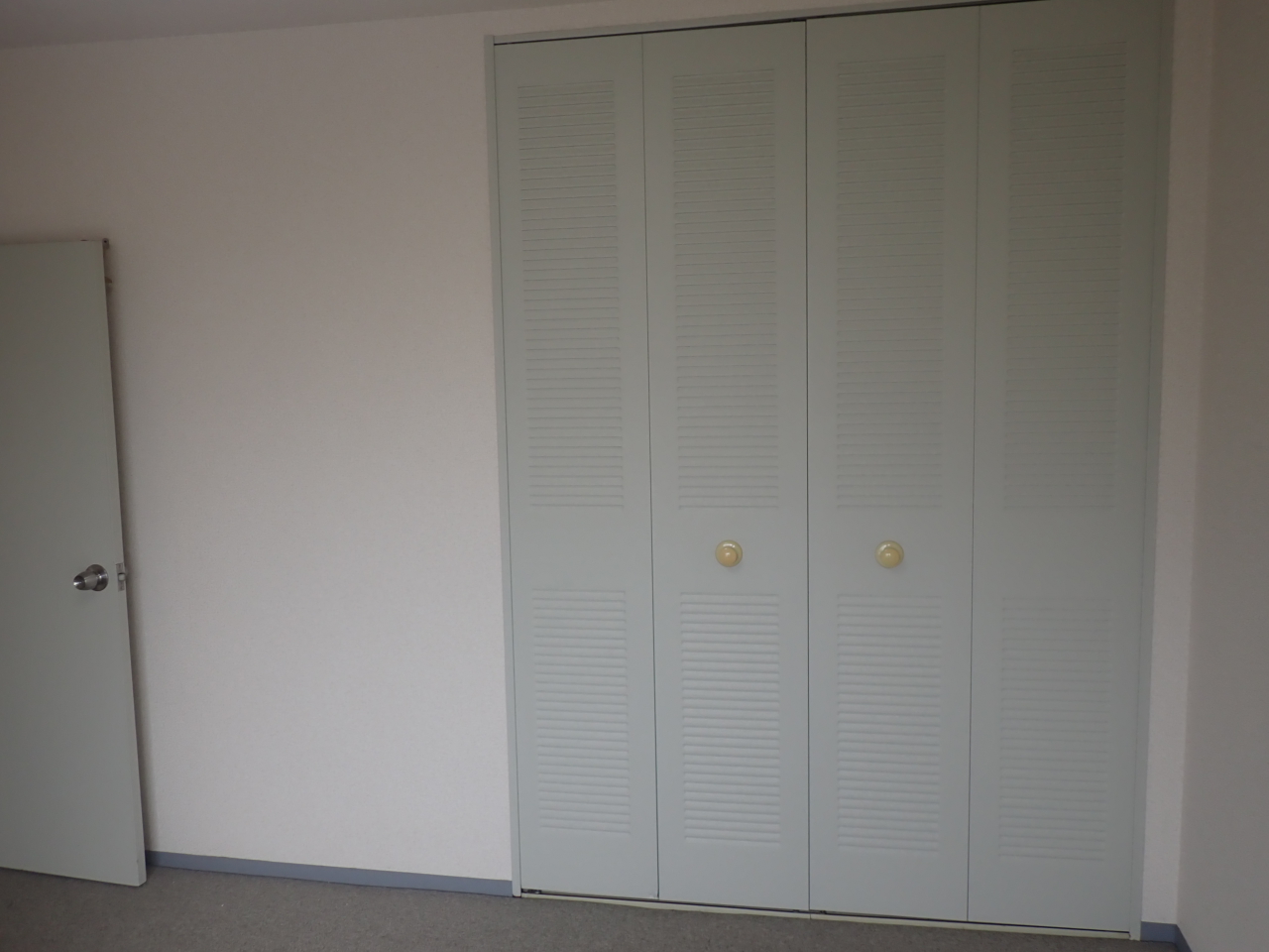 グレーの巾木 施工前