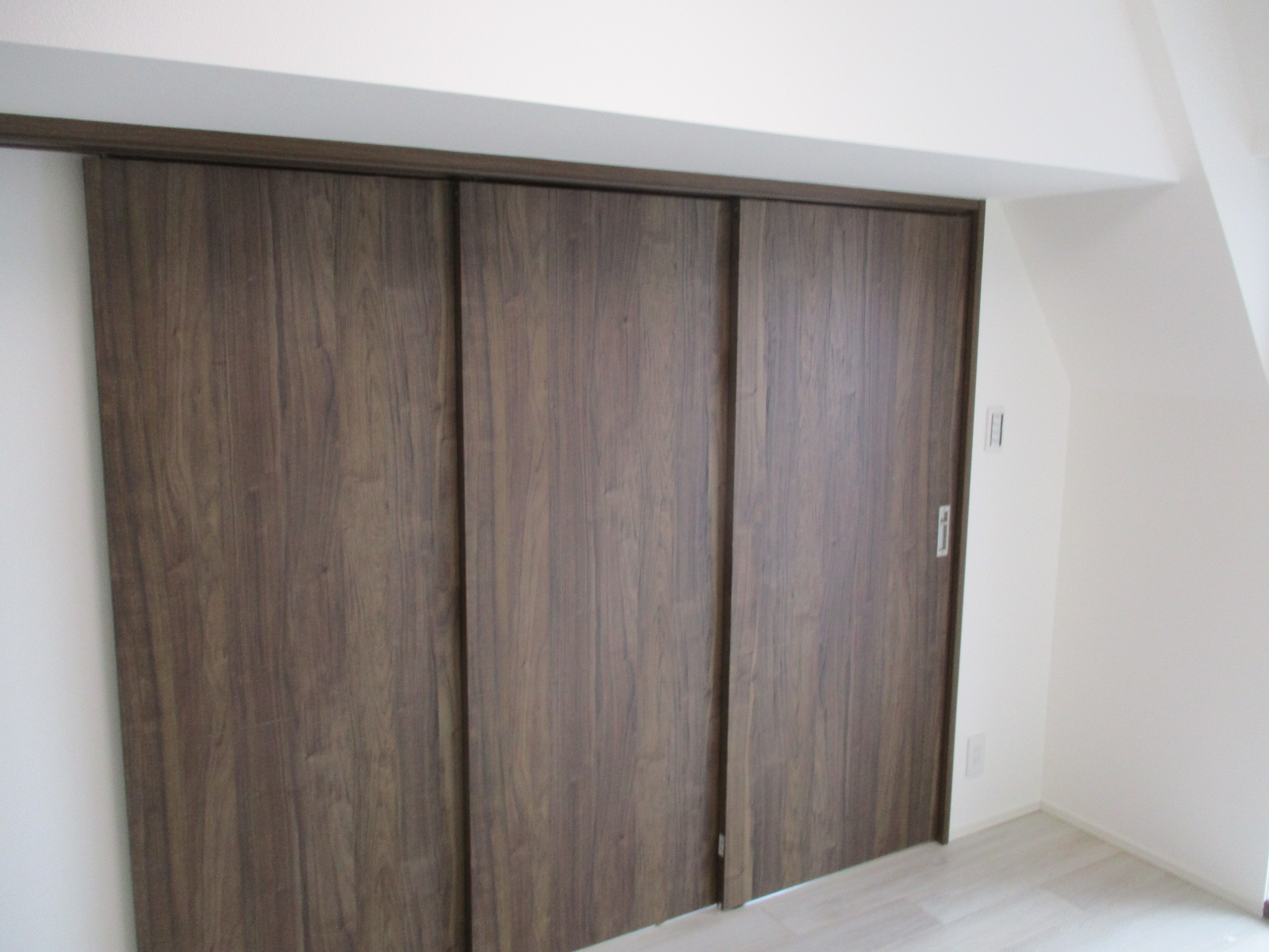 ダークブラウン 3枚引戸 施工後