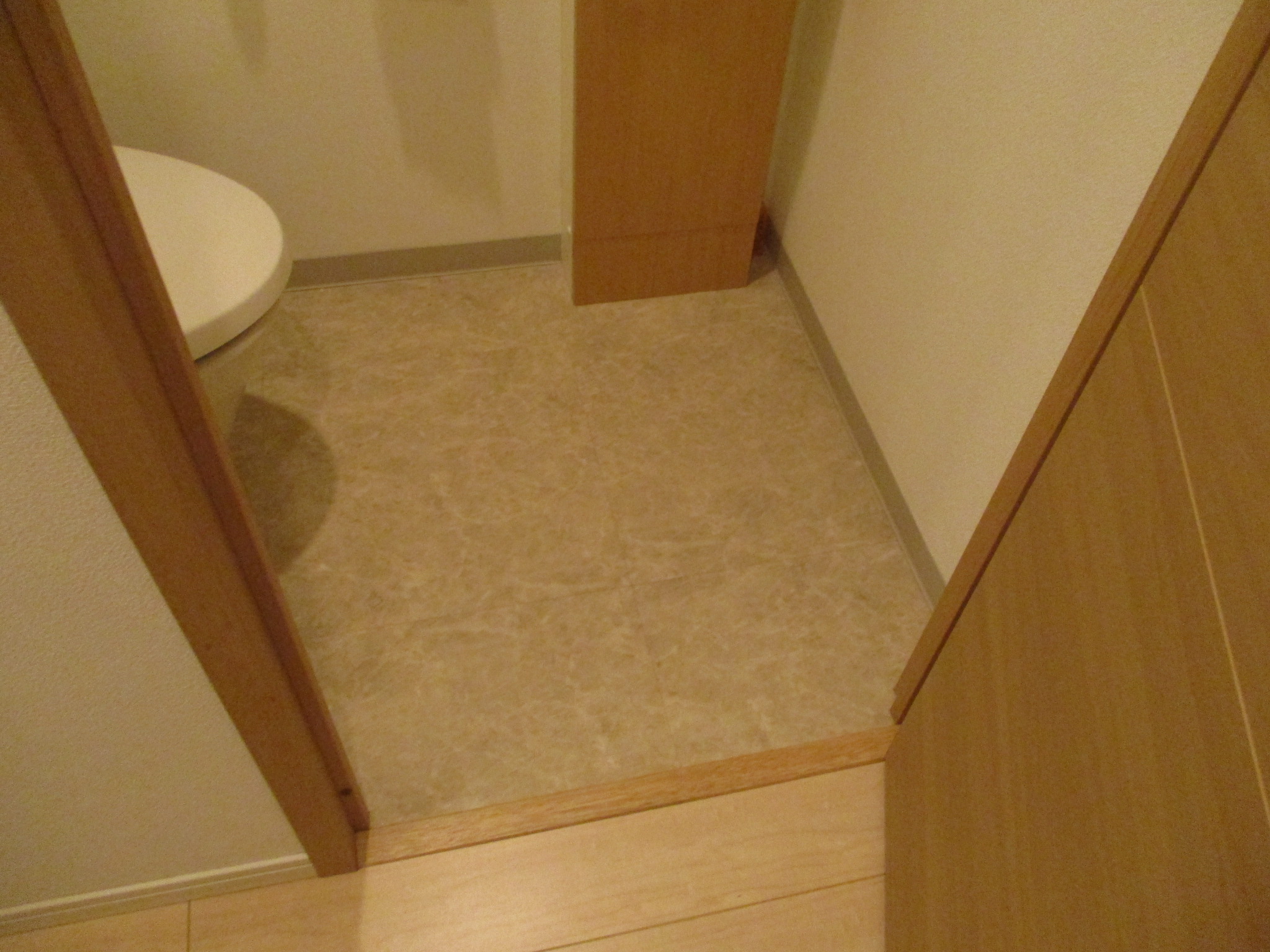 トイレ床 施工前 傷と汚れ