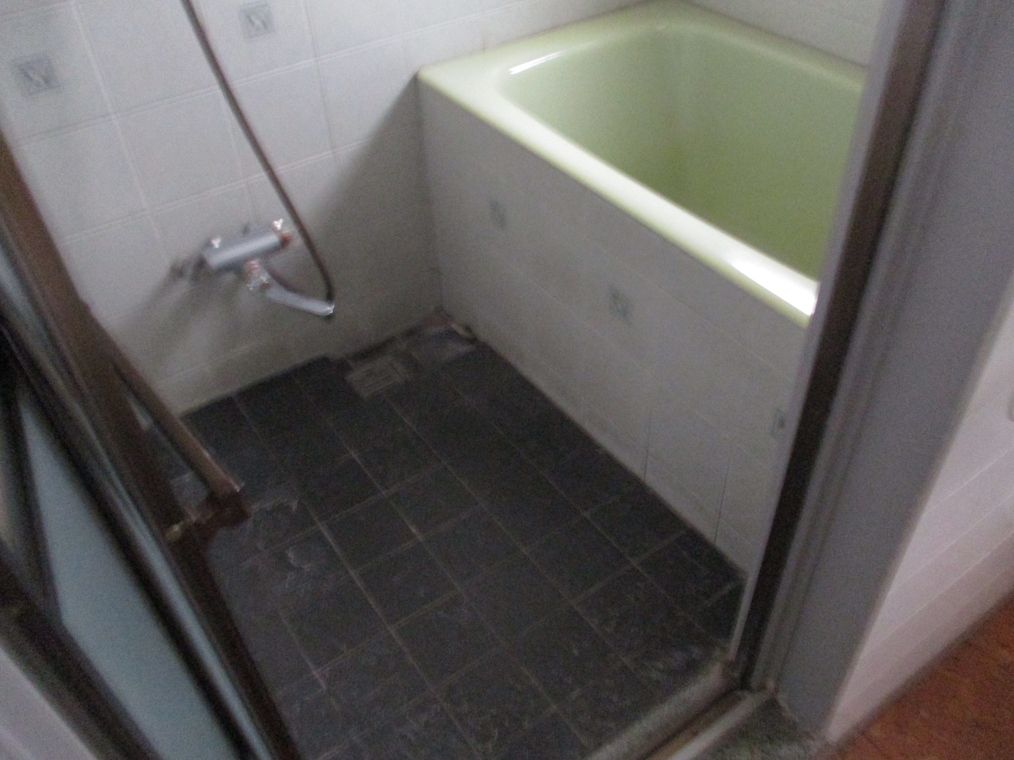 タイル浴室 施工前 ヒビ割れ
