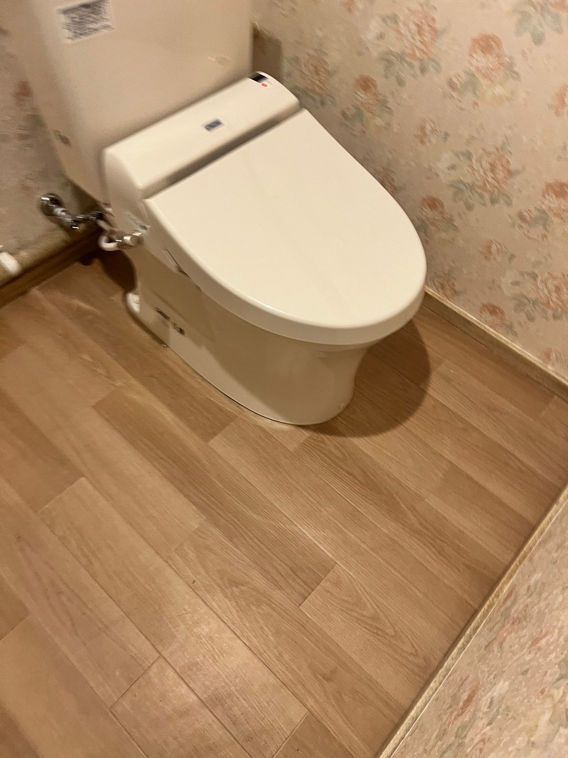 トイレ 施工後 柄クロス 木目調床 全景