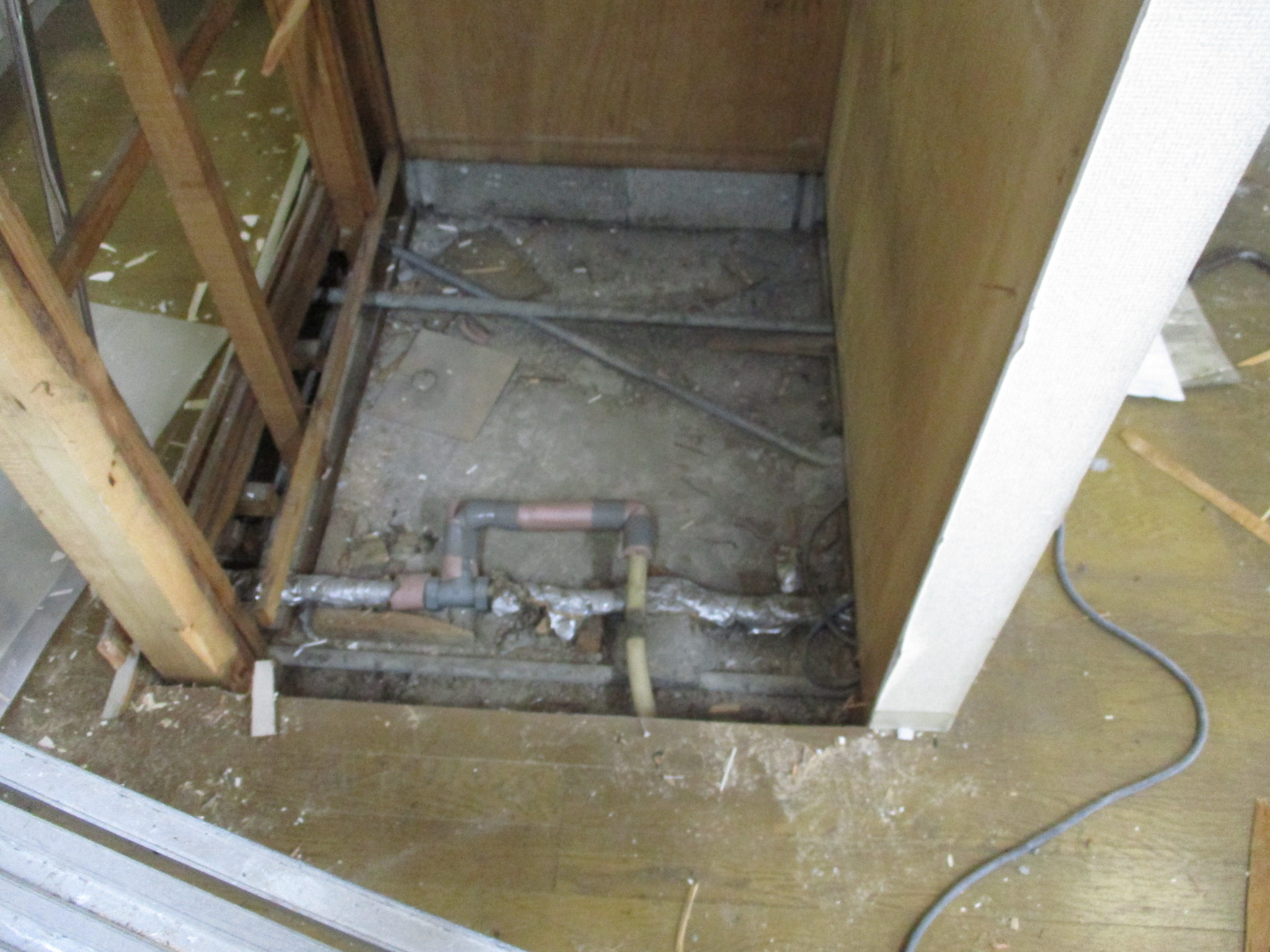 洗面台撤去・床張り替え作業