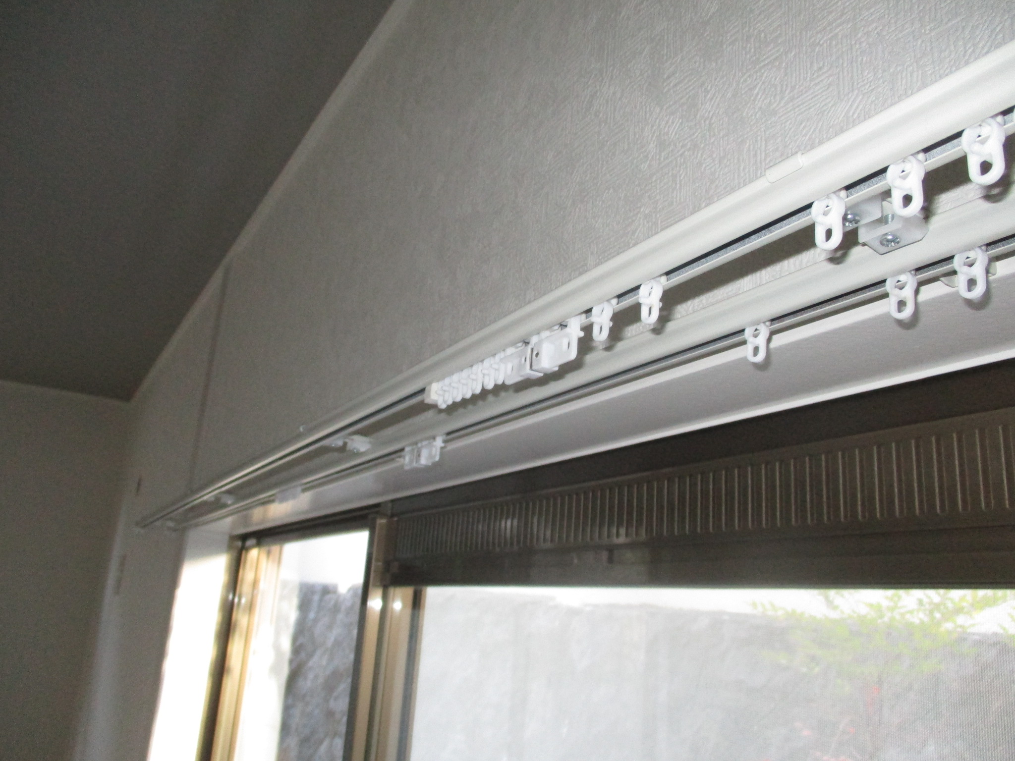 ホワイト カーテンレール 施工後 3