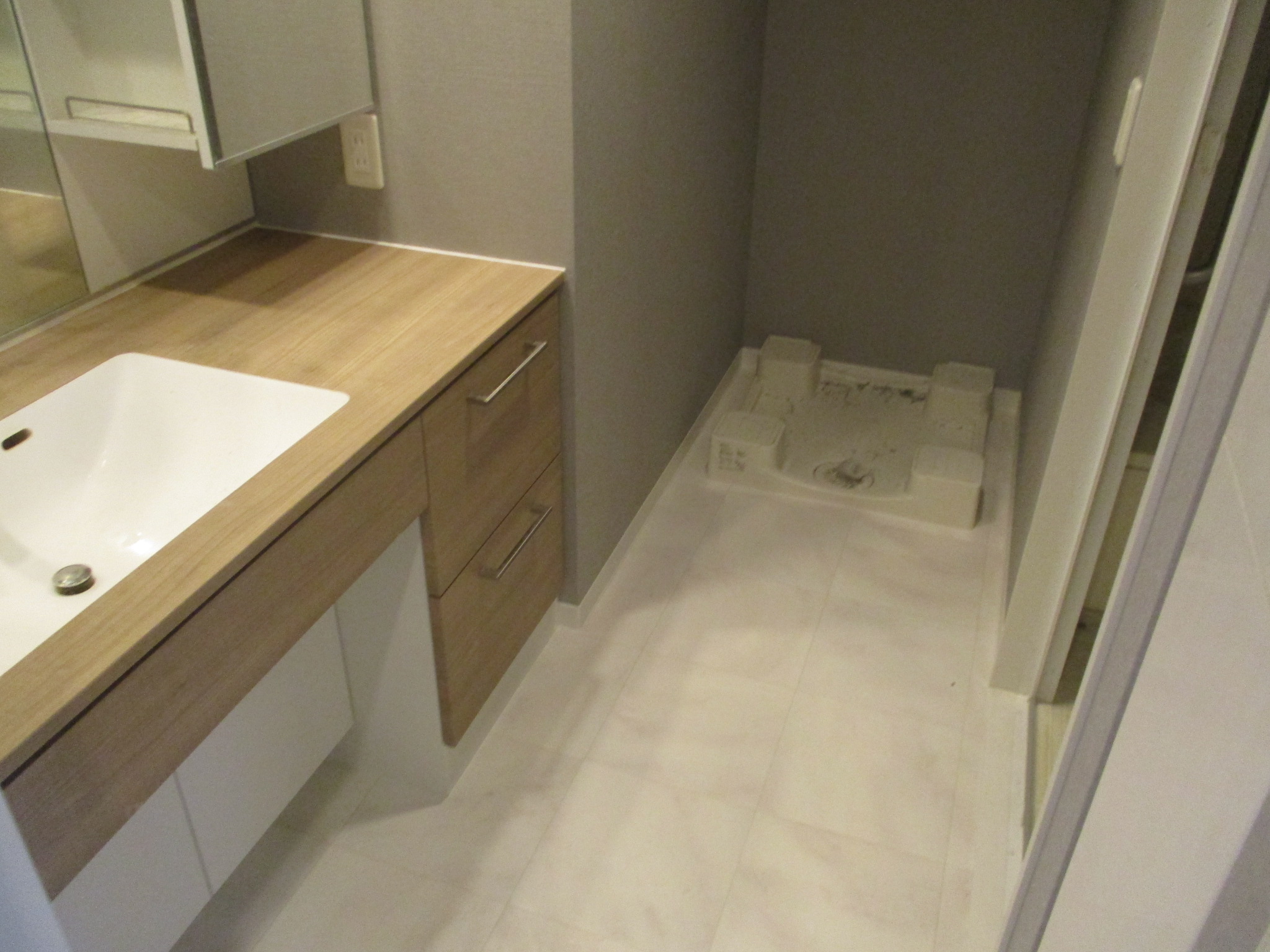 白基調 洗面所 CF張替え後 サンゲツ HM15107