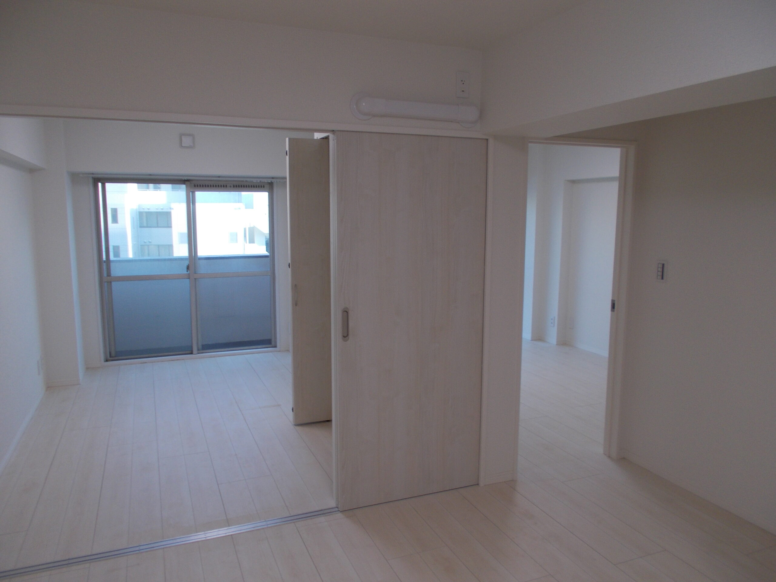 白基調 クロス フローリング 洋室 施工後