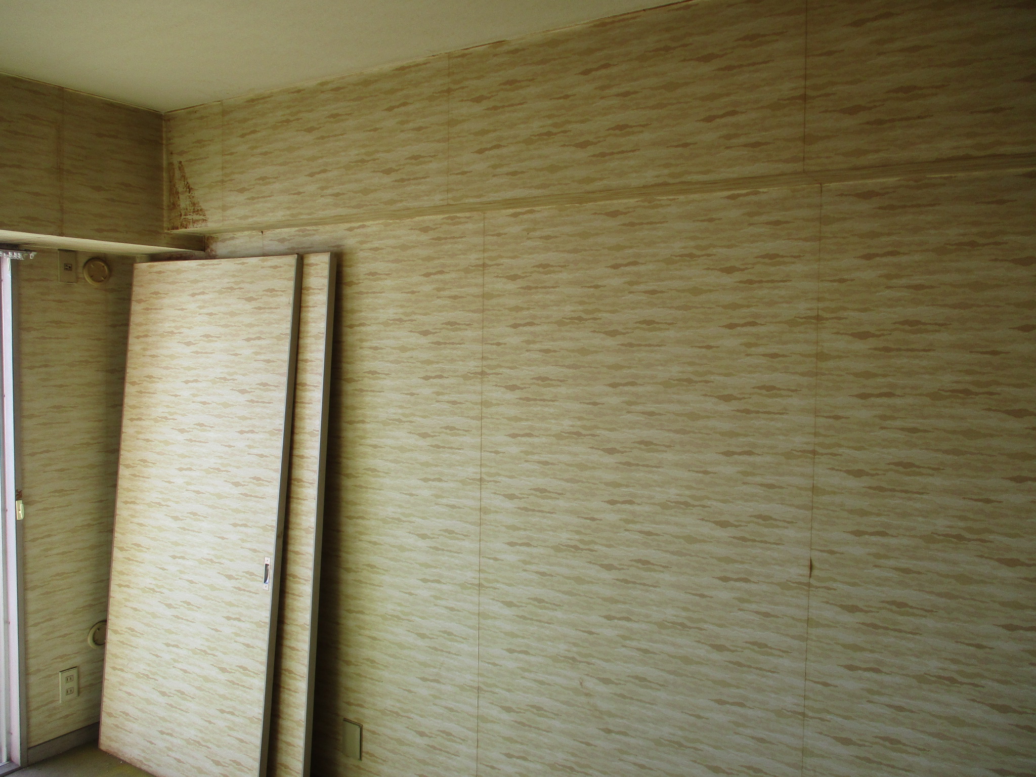 築41年 マンション 施工前 柄クロス 1