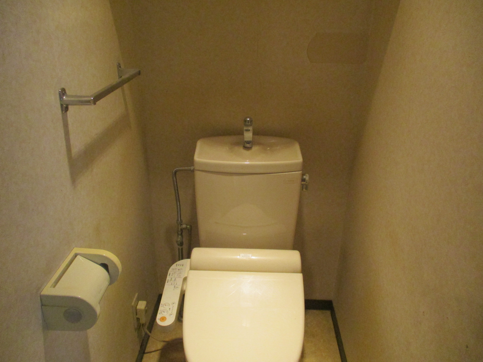 トイレ 施工前 白基調