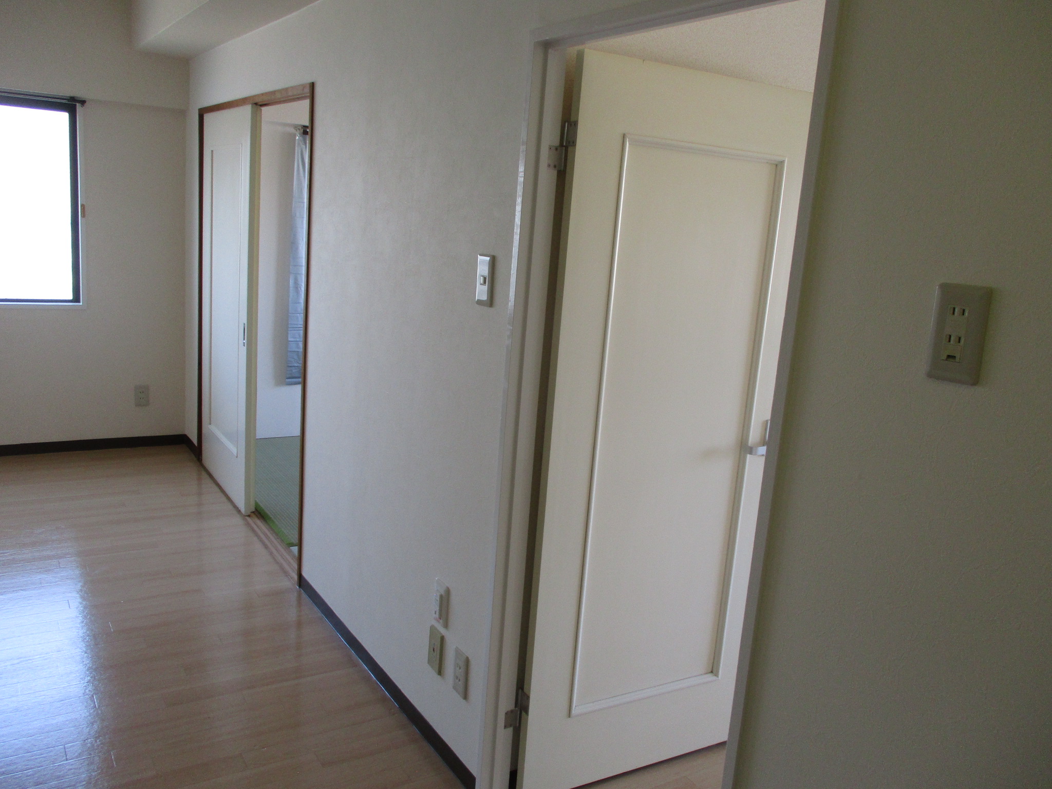 賃貸リフォーム クロス張替え後 窓面