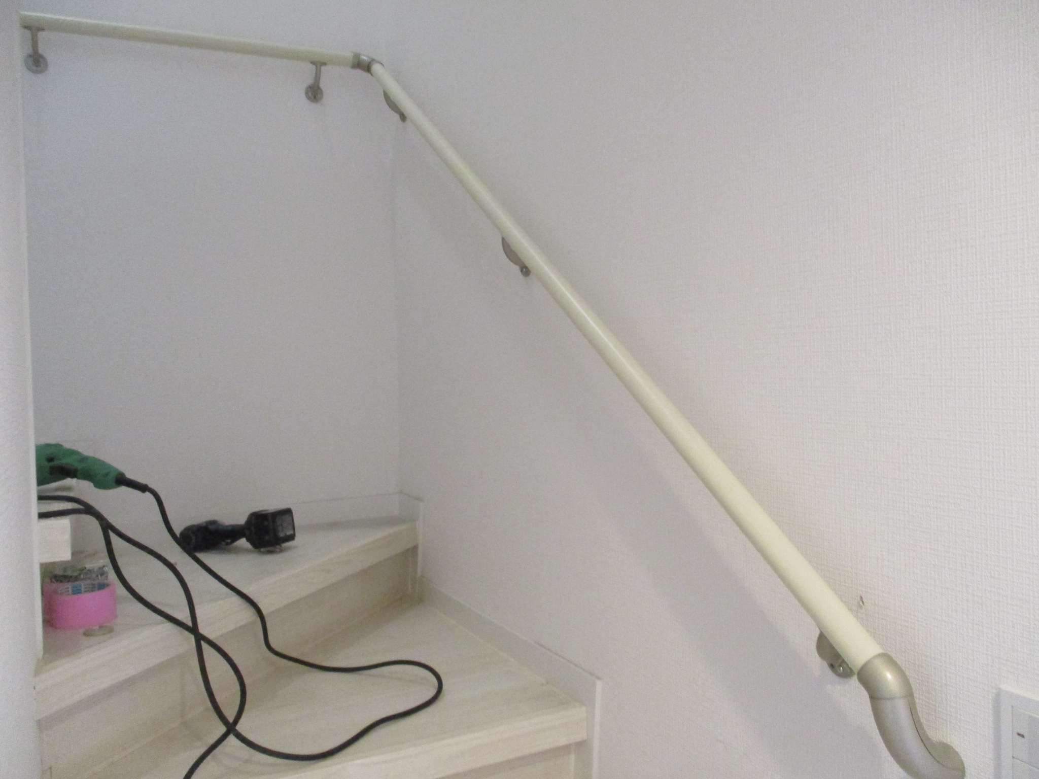 階段手すり 施工後 ホワイト