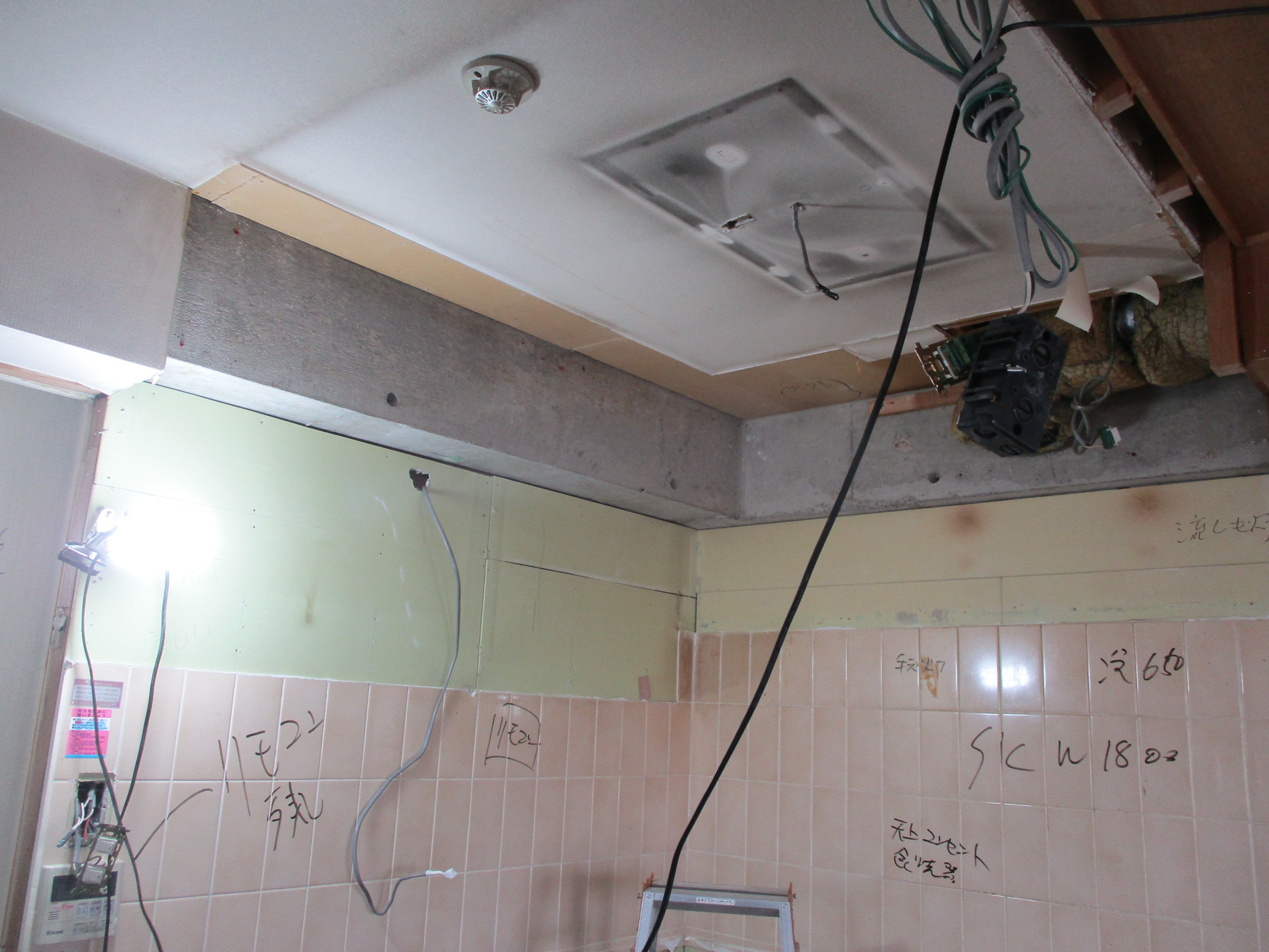 キッチン解体工事風景