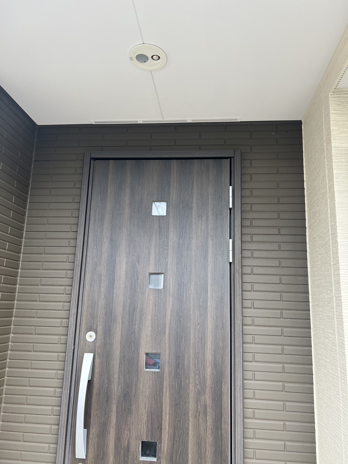 玄関ドア ダイノックシート 施工後
