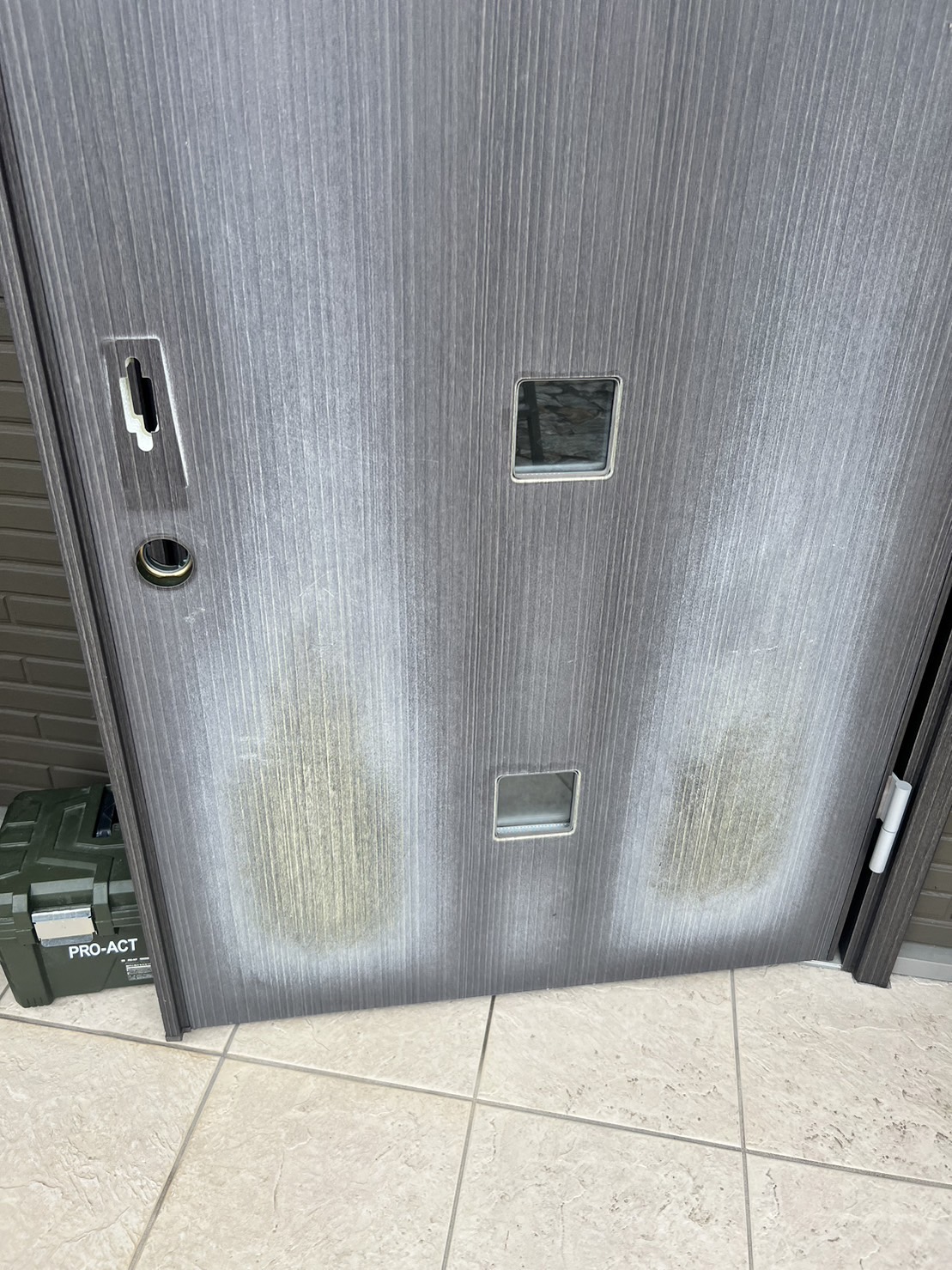 玄関ドア 変色 施工前