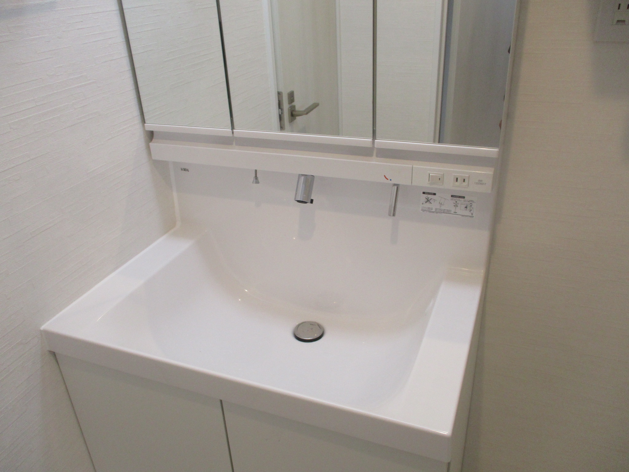 洗面台交換 施工後 白基調