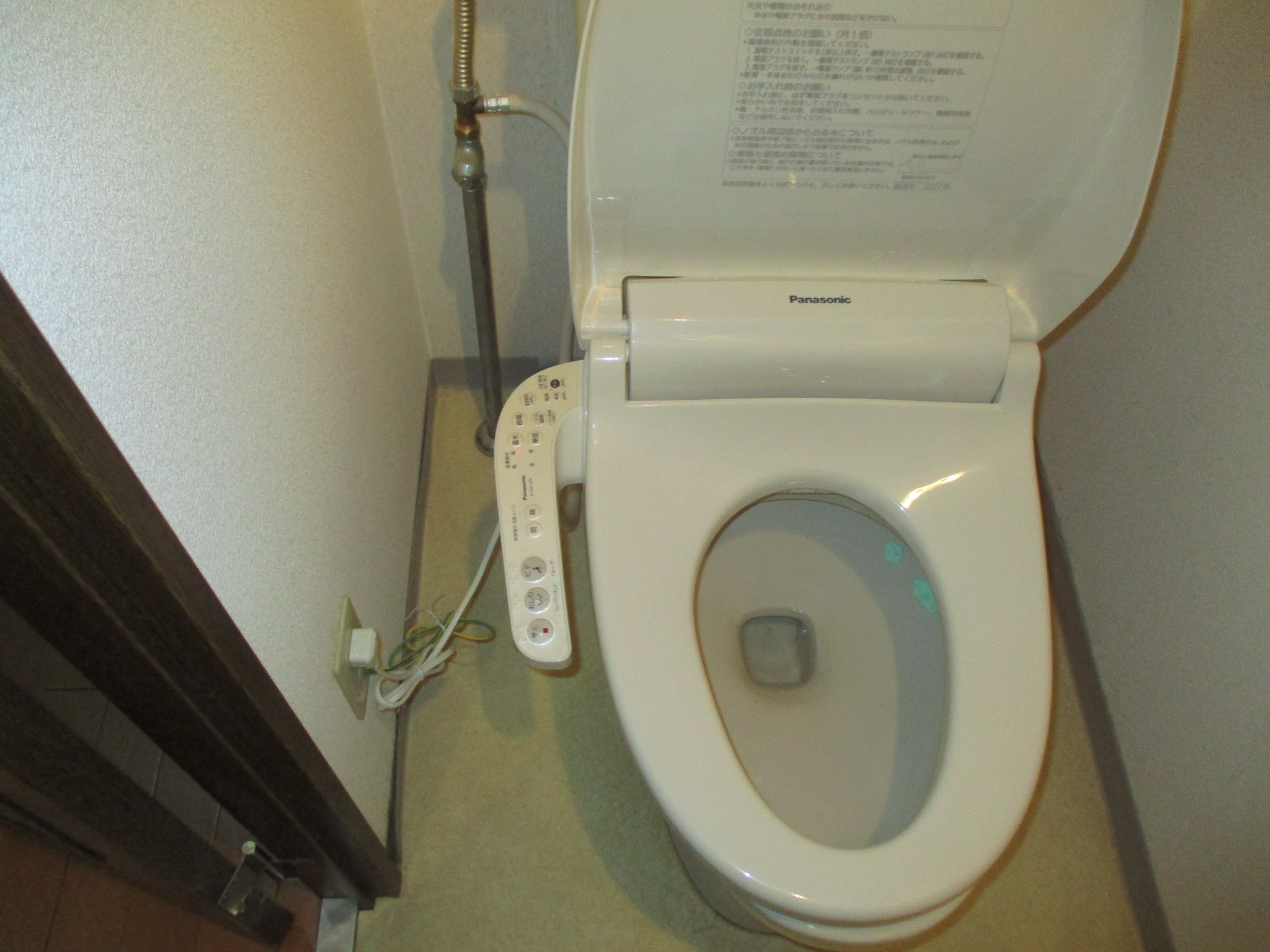トイレリフォーム 施工前 便器周り