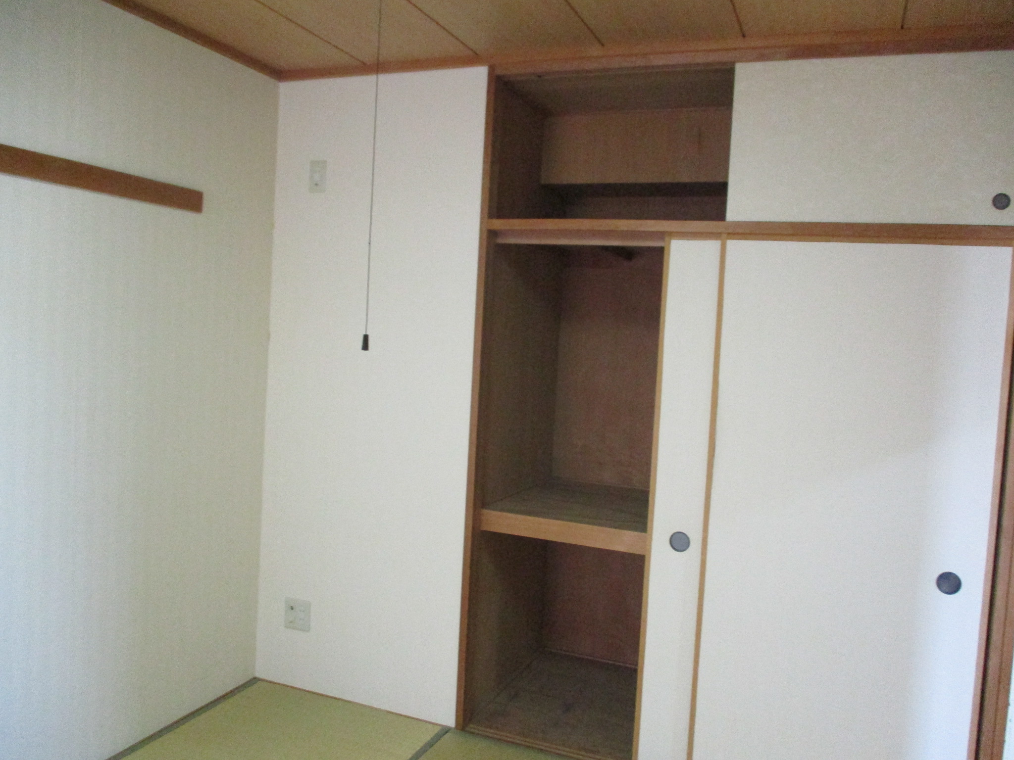 町田市襖張替え施工前 色あせた襖