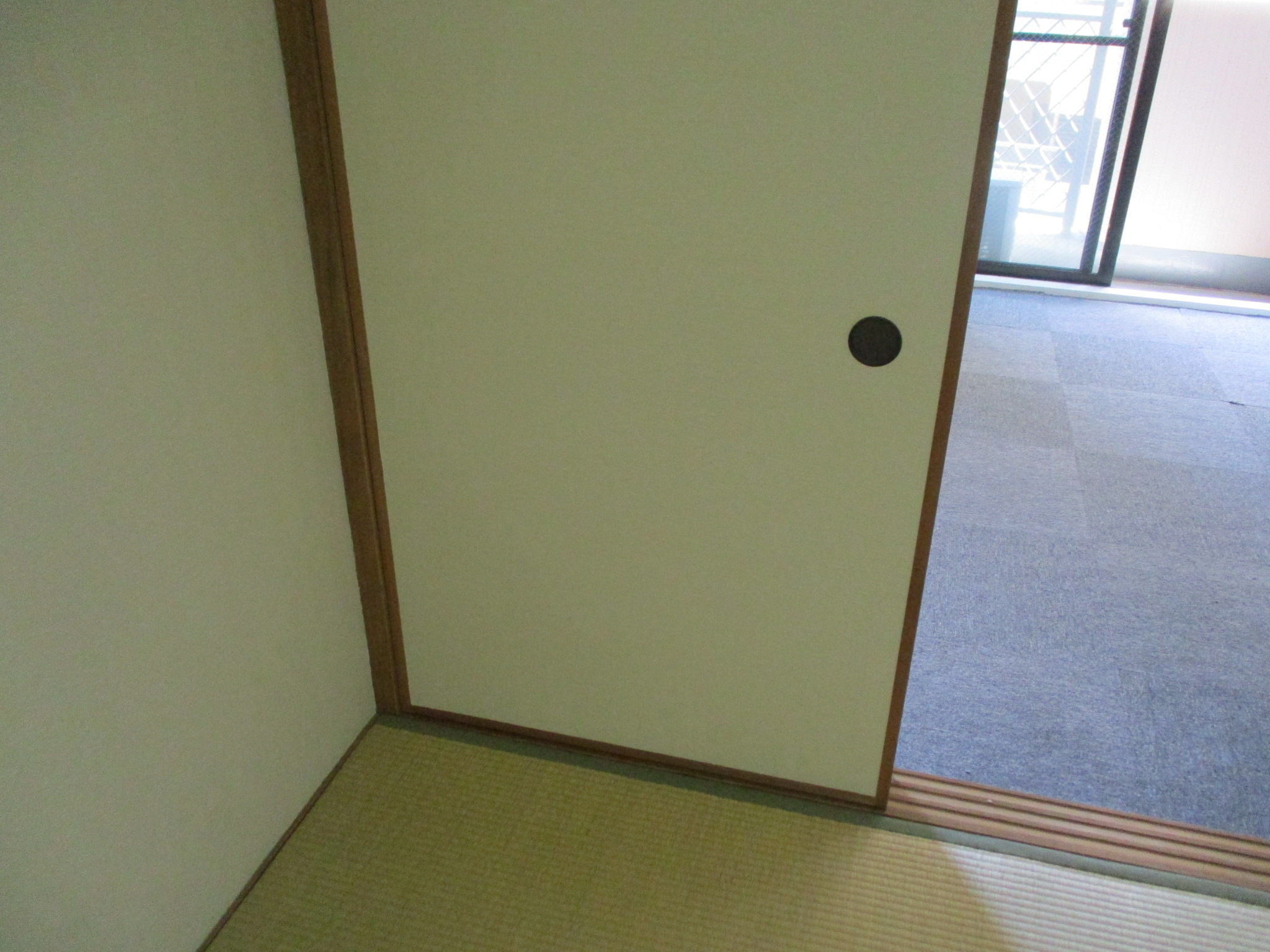 町田市襖張替え施工前 シミと日焼け