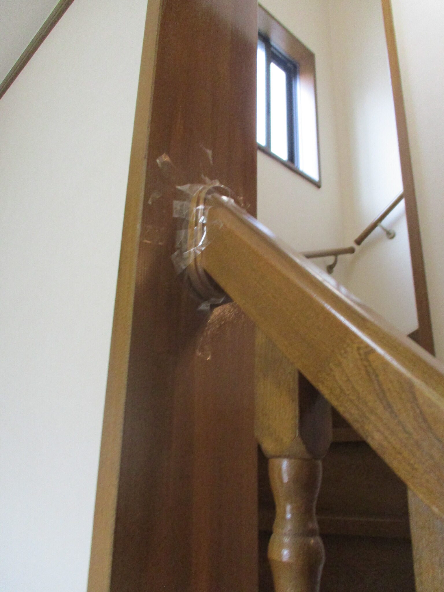 階段手すり 柱の外れ 応急処置