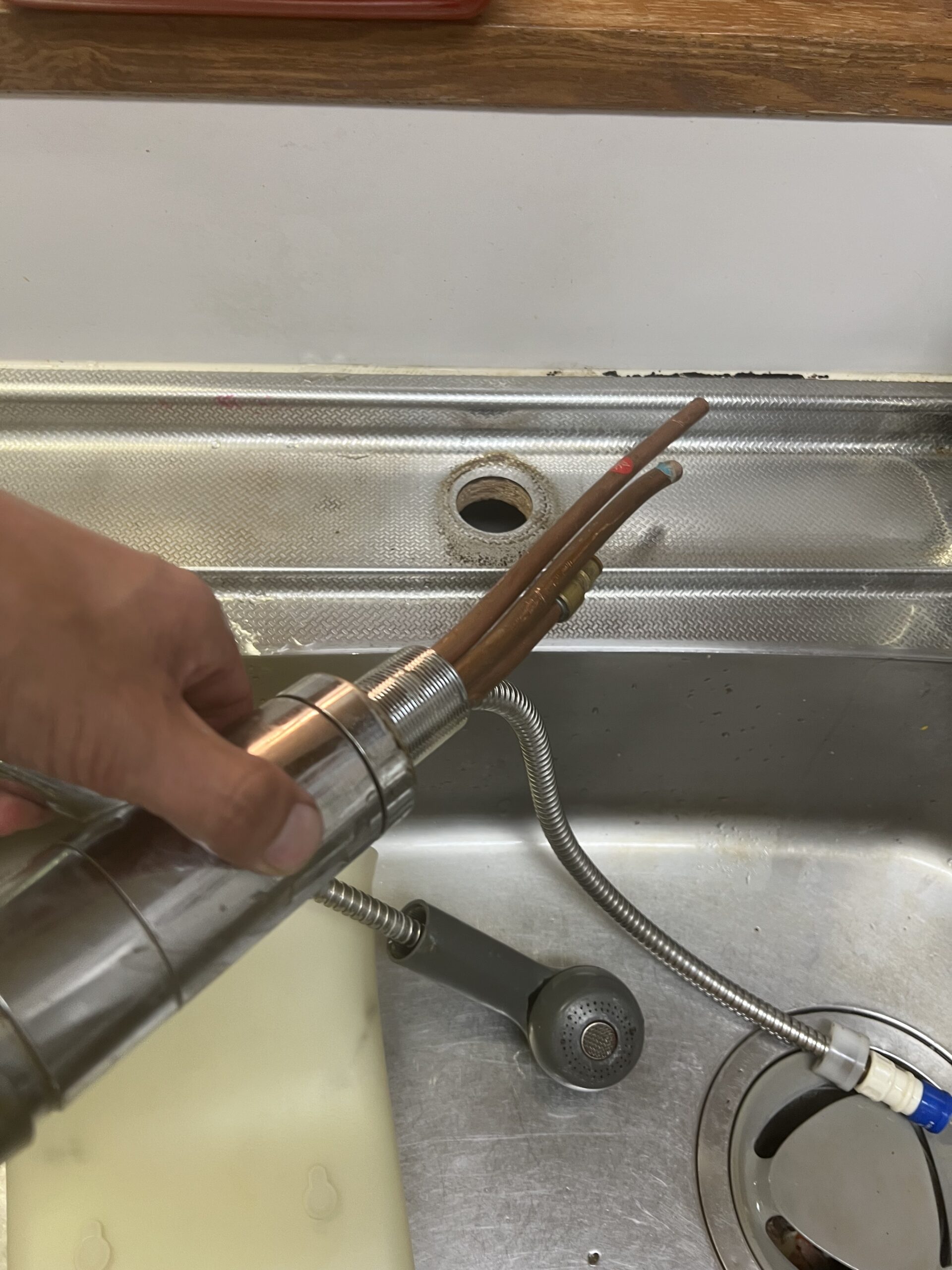 キッチン水栓 取り外し作業