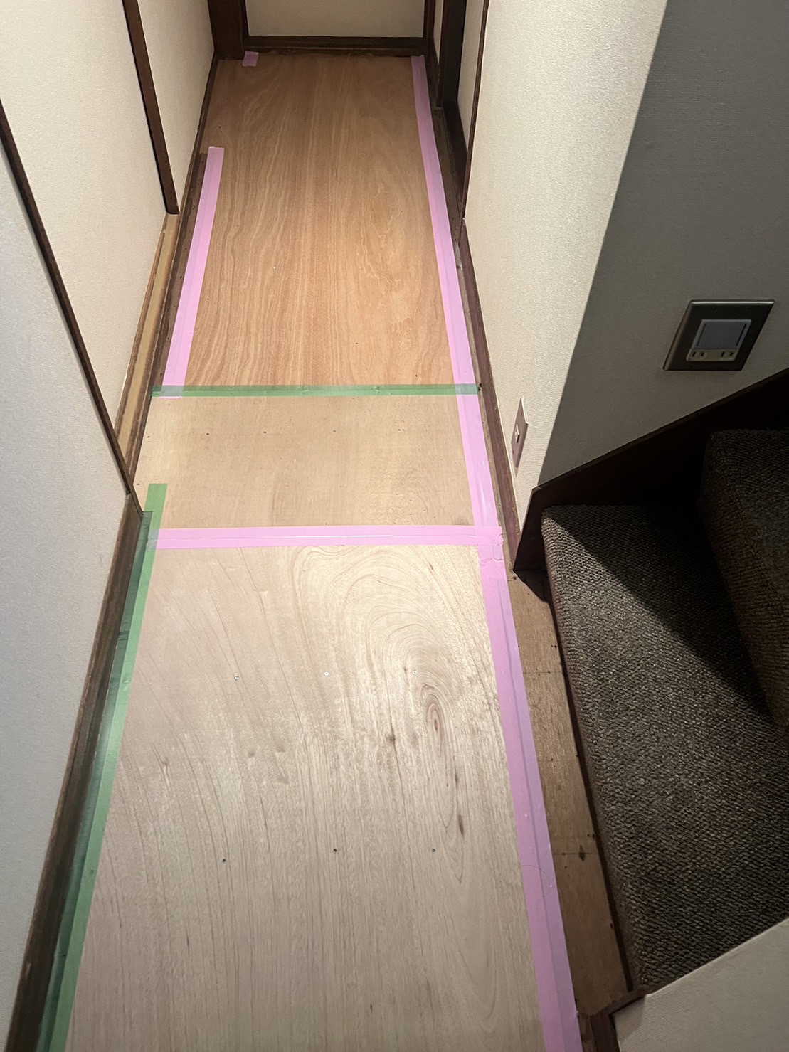 古いカーペットの剥がし作業