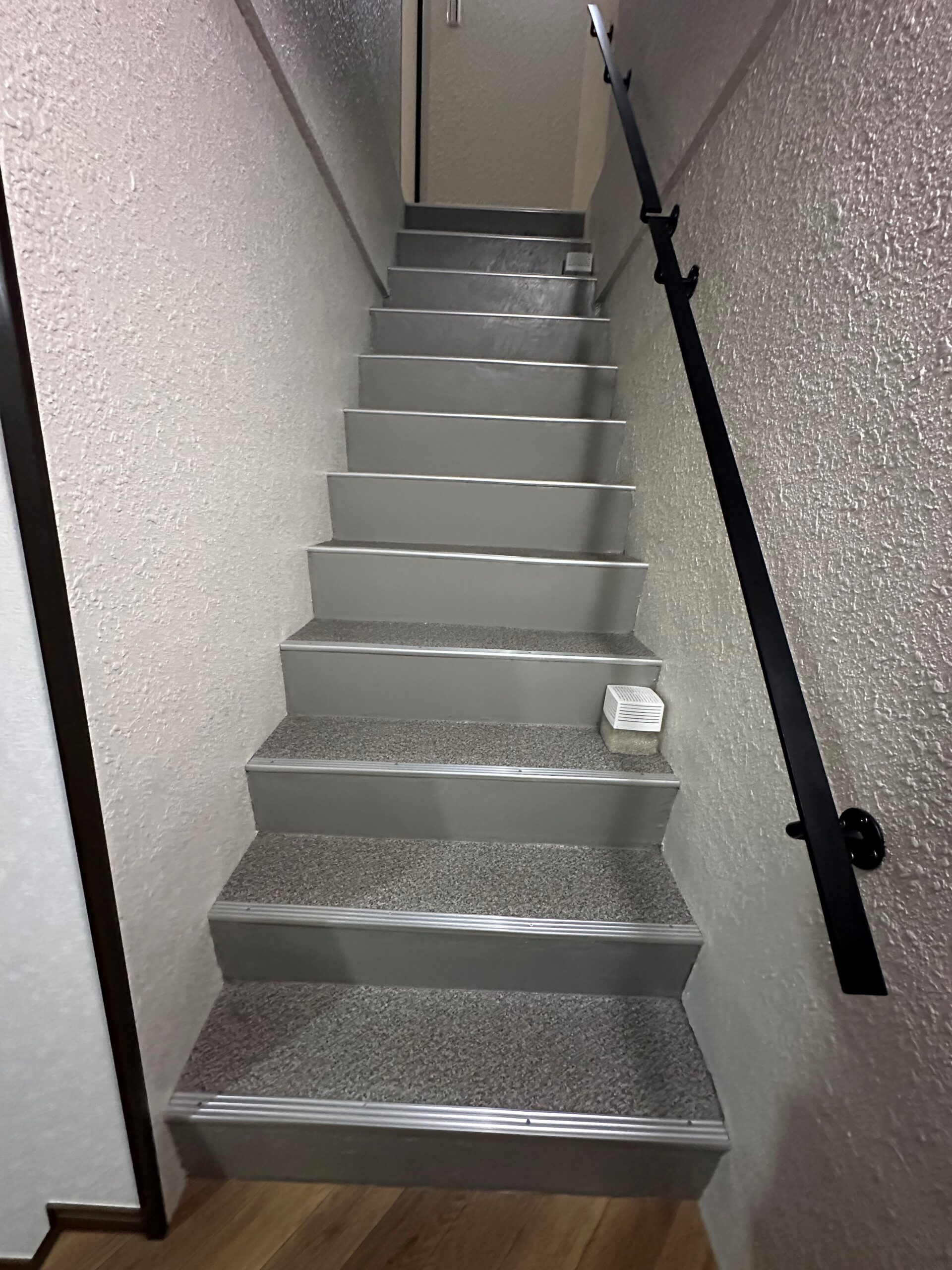 階段 カーペット 施工前