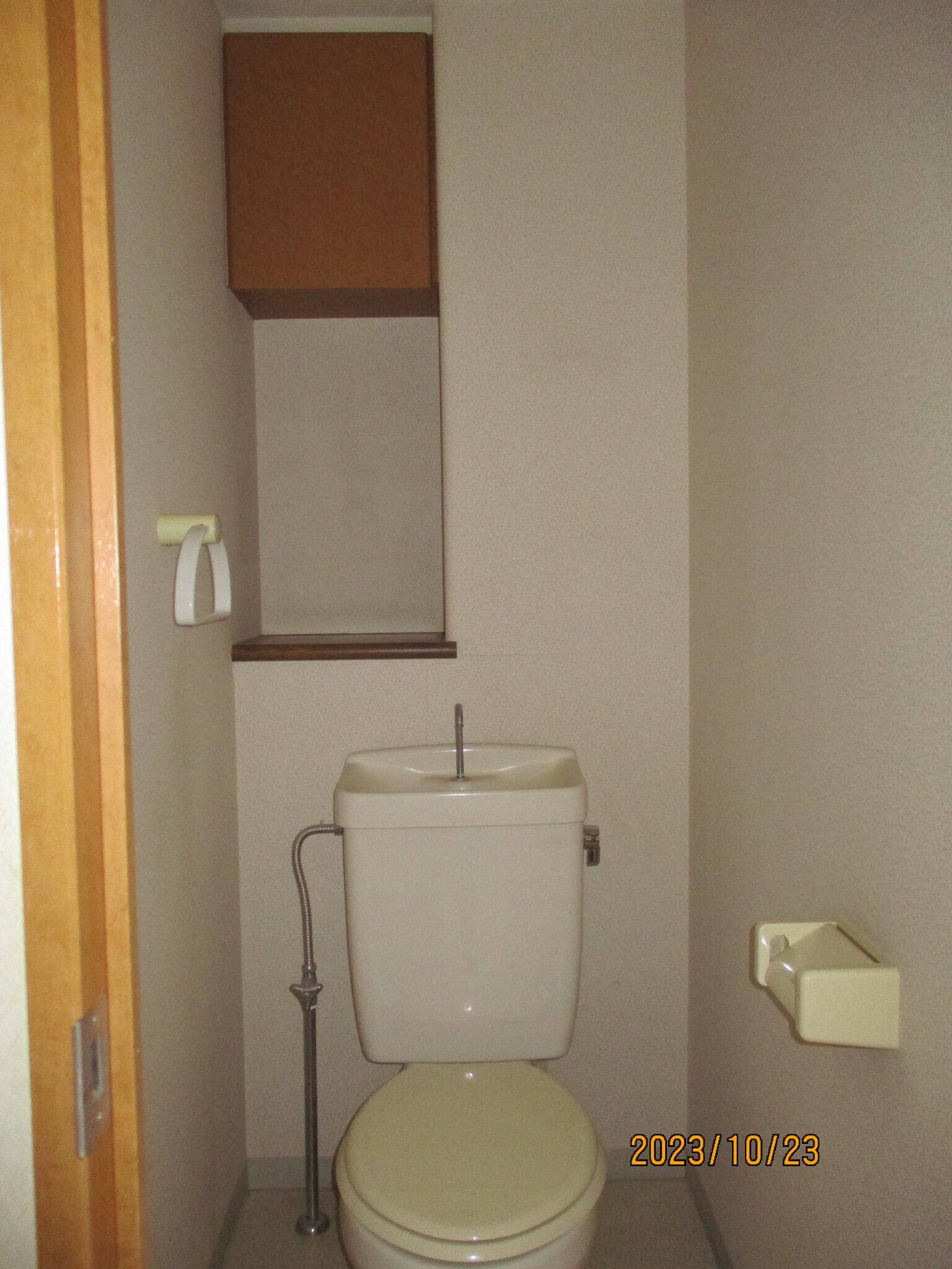 トイレリフォーム 施工前 棚