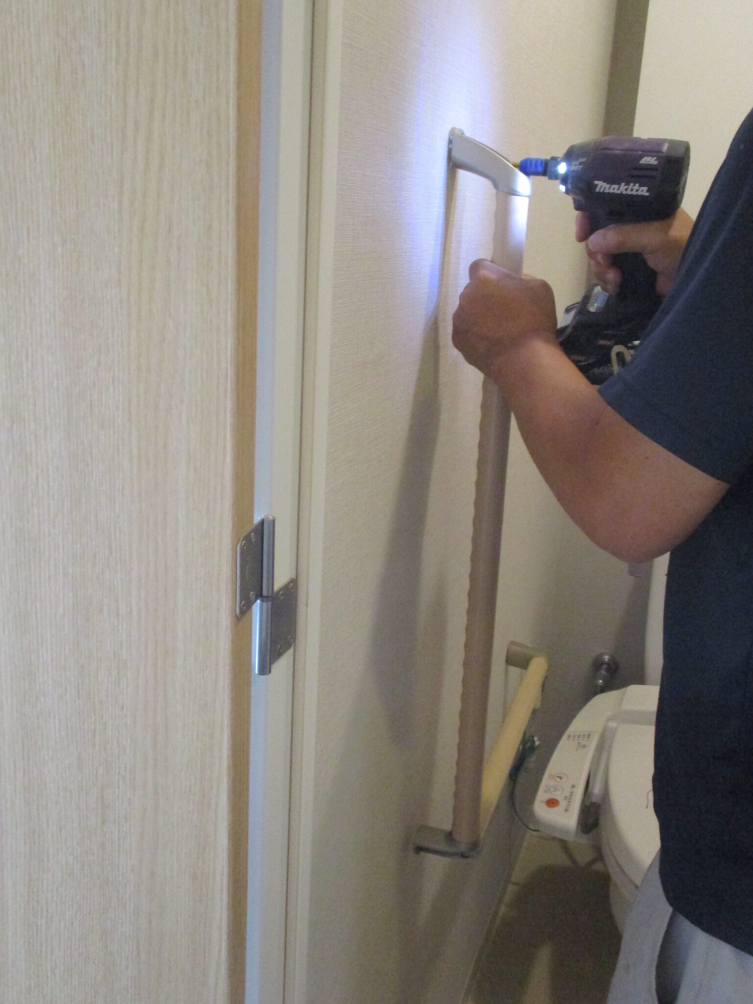 トイレ 手すり 取り付け中