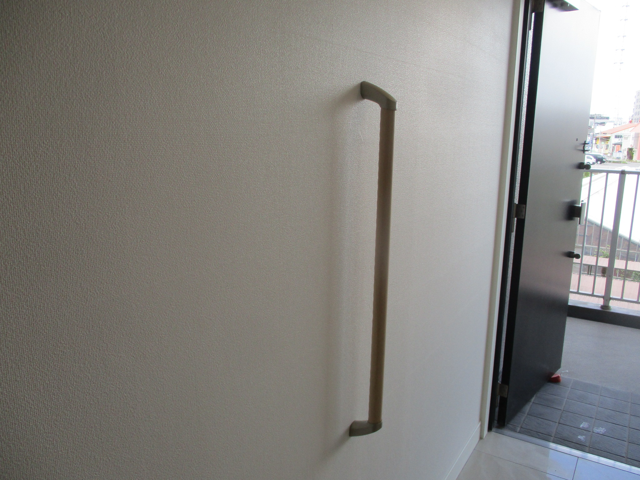 玄関 手すり 設置後