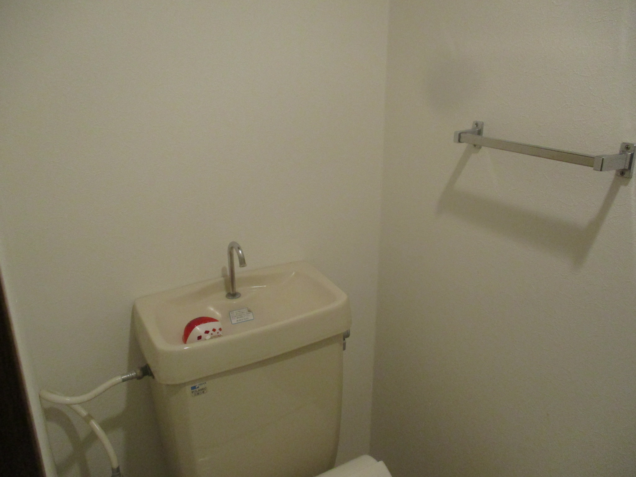 旧型トイレ 袖リモコン