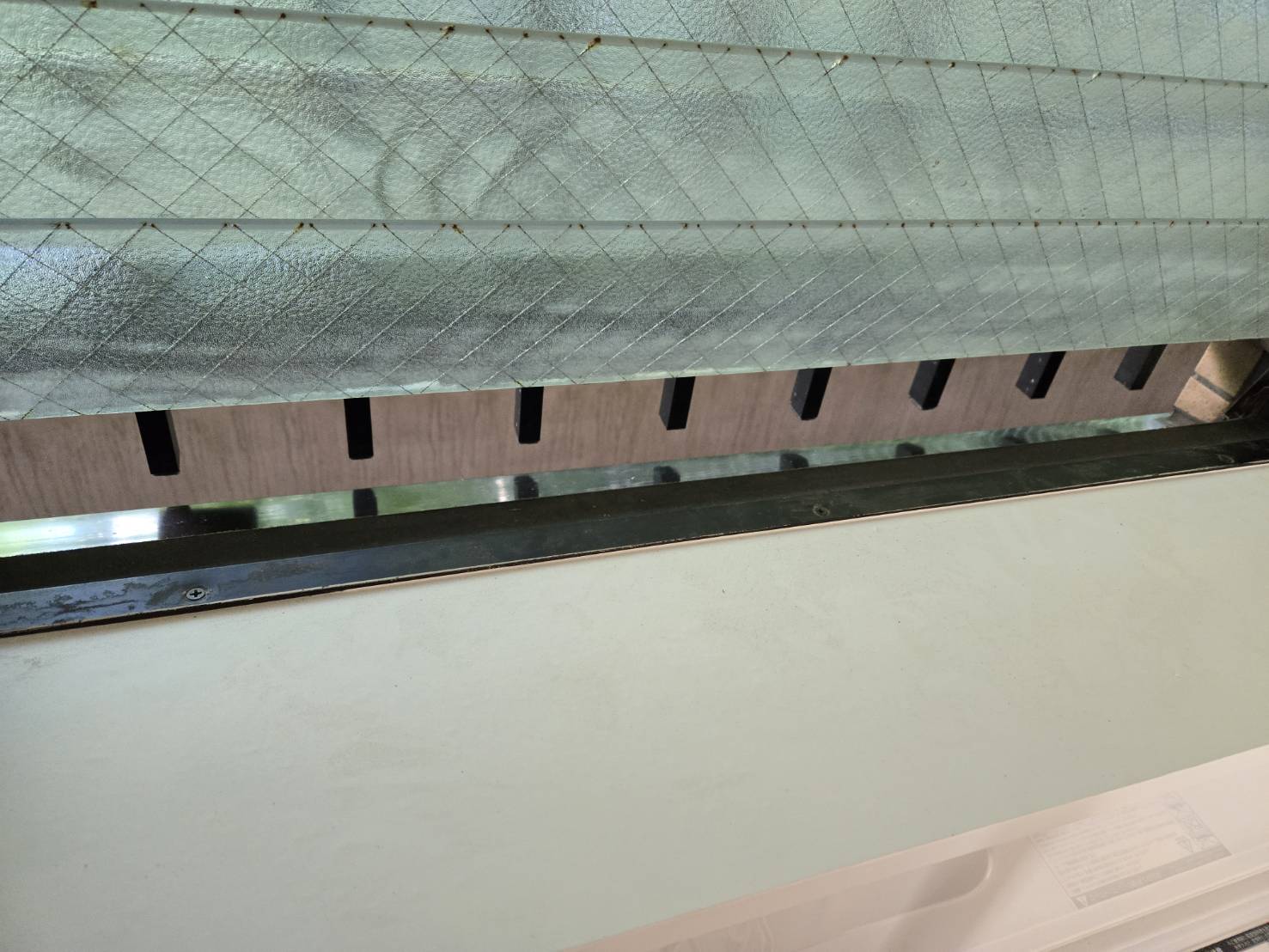 ルーバー窓 ガラス外れ 施工前 アップ