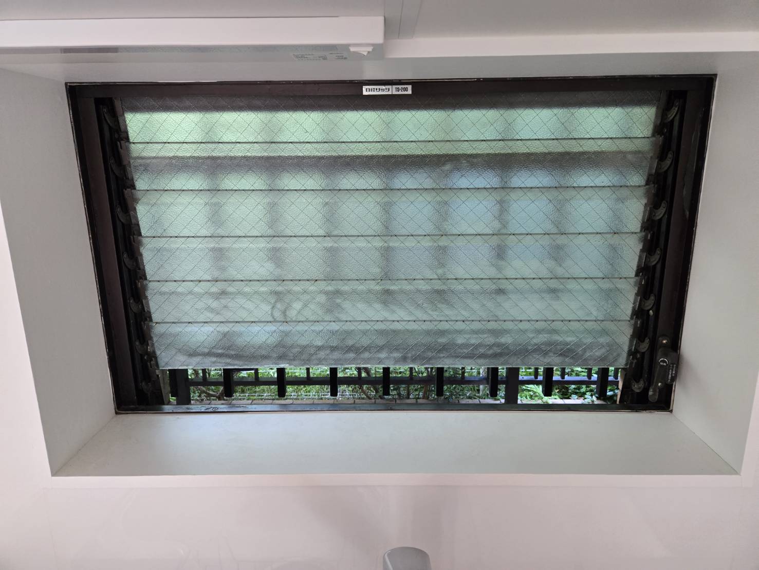 ルーバー窓 ガラス外れ 施工前