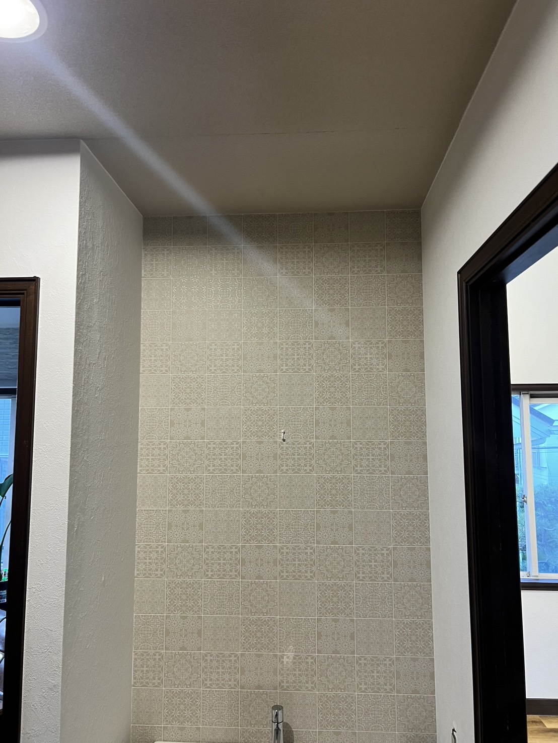 洗面所 アクセントクロス施工後